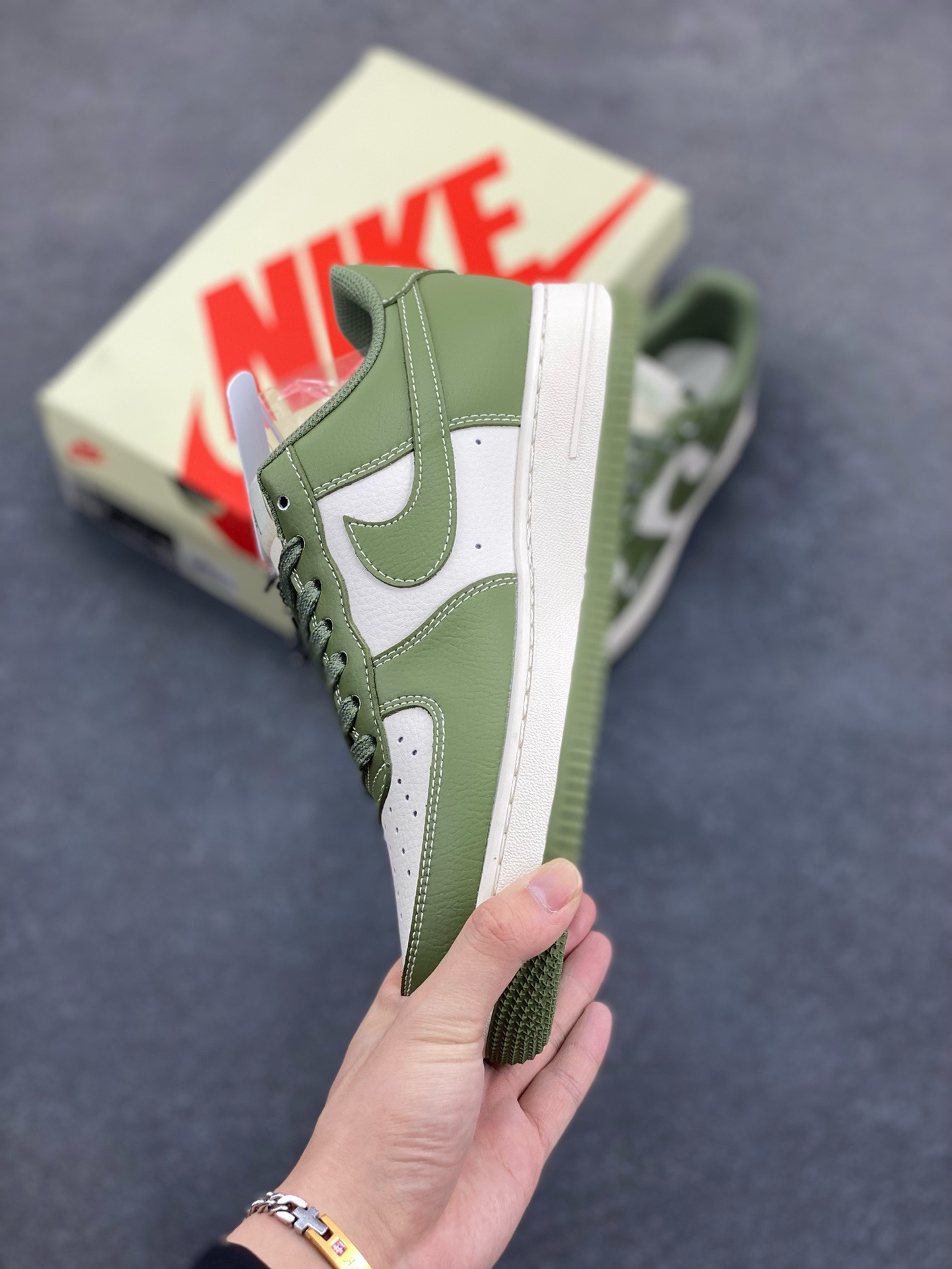 图片[3]-福利特价 NIke Air Force 1 \’07 Low “斯图西联名–荷叶绿”空军一号 低帮 运动鞋 休闲鞋 折边针车 工艺难度大 原楦头原纸板 原装鞋盒 定制五金配件 内置全掌气垫 原厂鞋底 货号：BB5353-515 尺码：36 36.5 37.5 38 38.5 39 40 40.5 41 42 42.5 43 44 44.5 45-选品中心