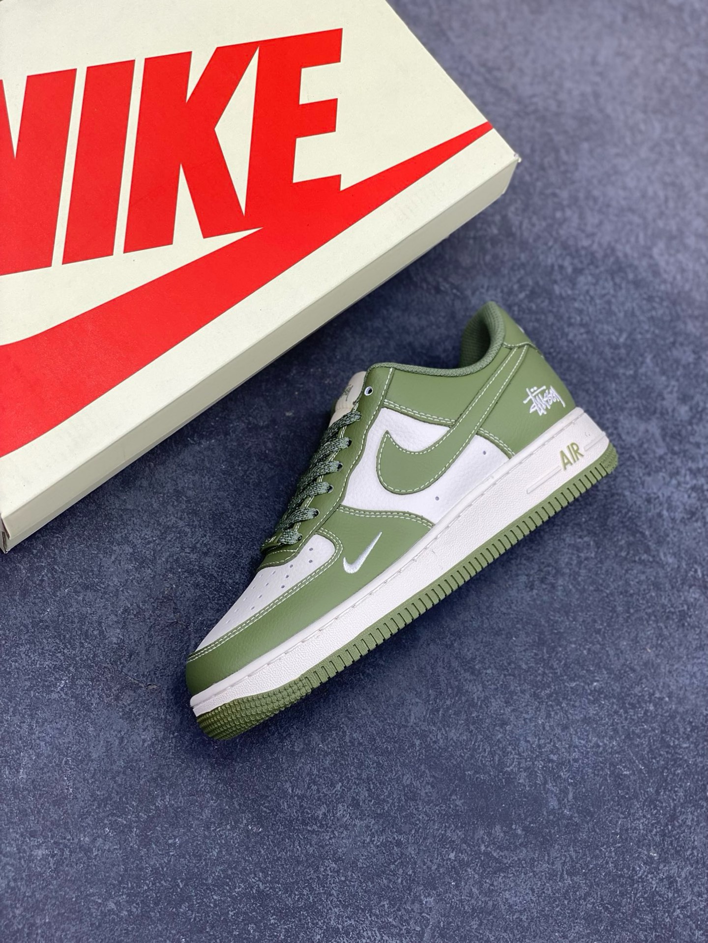 图片[7]-福利特价 NIke Air Force 1 \’07 Low “斯图西联名–荷叶绿”空军一号 低帮 运动鞋 休闲鞋 折边针车 工艺难度大 原楦头原纸板 原装鞋盒 定制五金配件 内置全掌气垫 原厂鞋底 货号：BB5353-515 尺码：36 36.5 37.5 38 38.5 39 40 40.5 41 42 42.5 43 44 44.5 45-选品中心