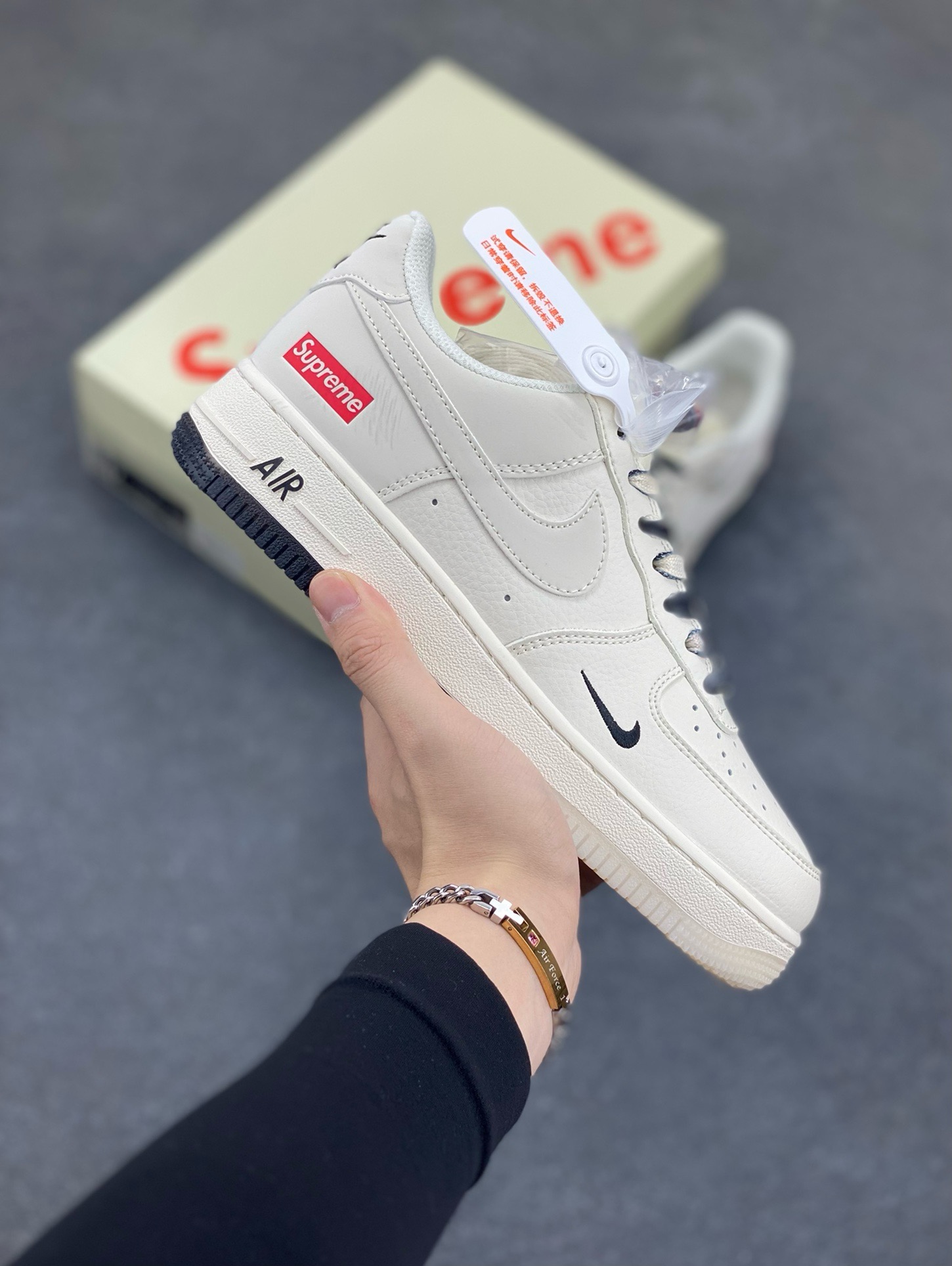 福利特价 NIke Air Force 1 \'07 Low “Supreme联名--米白黑双拼”空军一号 低帮 运动鞋 休闲鞋 折边针车 工艺难度大 原楦头原纸板 原装鞋盒 定制五金配件 内置全掌气垫 原厂鞋底 货号：BB7577-217 尺码：36 36.5 37.5 38 38.5 39 40 40.5 41 42 42.5 43 44 44.5 45-选品中心