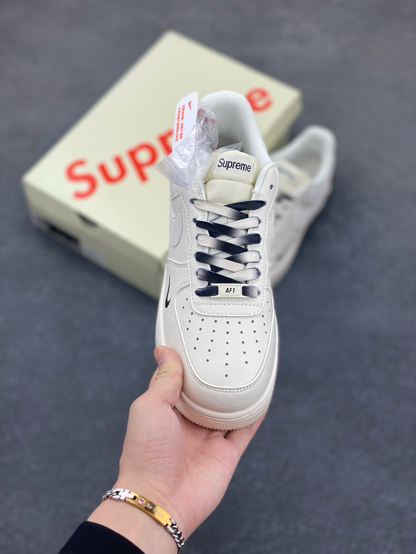 图片[2]-福利特价 NIke Air Force 1 \’07 Low “Supreme联名–米白黑双拼”空军一号 低帮 运动鞋 休闲鞋 折边针车 工艺难度大 原楦头原纸板 原装鞋盒 定制五金配件 内置全掌气垫 原厂鞋底 货号：BB7577-217 尺码：36 36.5 37.5 38 38.5 39 40 40.5 41 42 42.5 43 44 44.5 45-选品中心