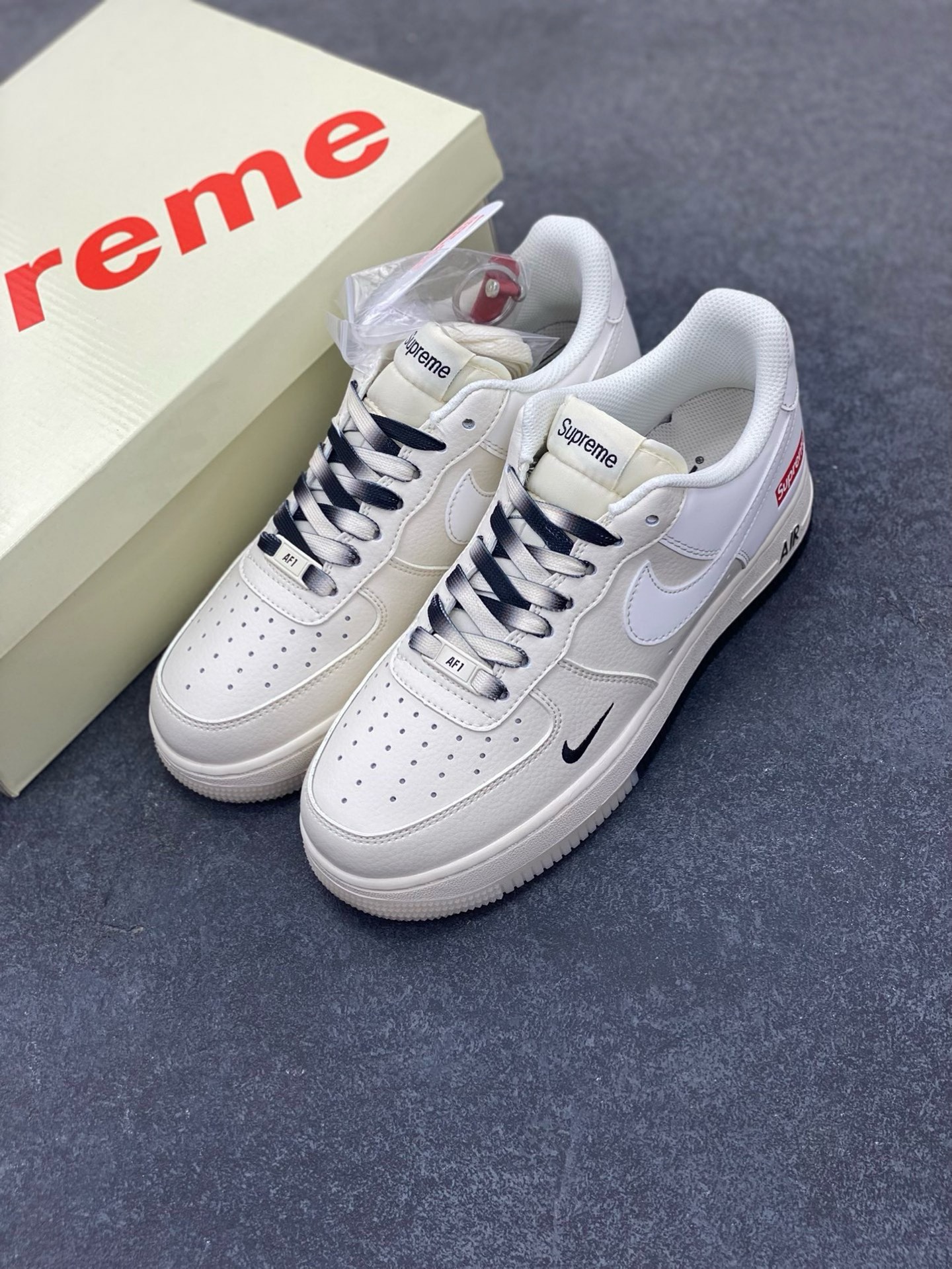 图片[8]-福利特价 NIke Air Force 1 \’07 Low “Supreme联名–米白黑双拼”空军一号 低帮 运动鞋 休闲鞋 折边针车 工艺难度大 原楦头原纸板 原装鞋盒 定制五金配件 内置全掌气垫 原厂鞋底 货号：BB7577-217 尺码：36 36.5 37.5 38 38.5 39 40 40.5 41 42 42.5 43 44 44.5 45-选品中心