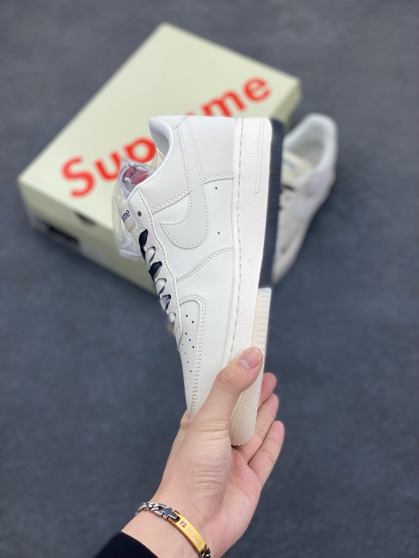 图片[3]-福利特价 NIke Air Force 1 \’07 Low “Supreme联名–米白黑双拼”空军一号 低帮 运动鞋 休闲鞋 折边针车 工艺难度大 原楦头原纸板 原装鞋盒 定制五金配件 内置全掌气垫 原厂鞋底 货号：BB7577-217 尺码：36 36.5 37.5 38 38.5 39 40 40.5 41 42 42.5 43 44 44.5 45-选品中心