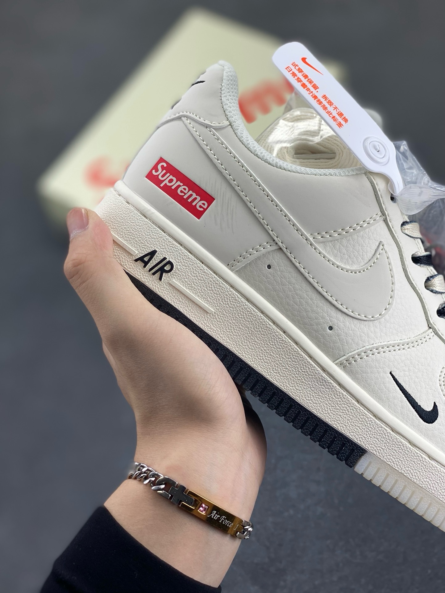 图片[6]-福利特价 NIke Air Force 1 \’07 Low “Supreme联名–米白黑双拼”空军一号 低帮 运动鞋 休闲鞋 折边针车 工艺难度大 原楦头原纸板 原装鞋盒 定制五金配件 内置全掌气垫 原厂鞋底 货号：BB7577-217 尺码：36 36.5 37.5 38 38.5 39 40 40.5 41 42 42.5 43 44 44.5 45-选品中心