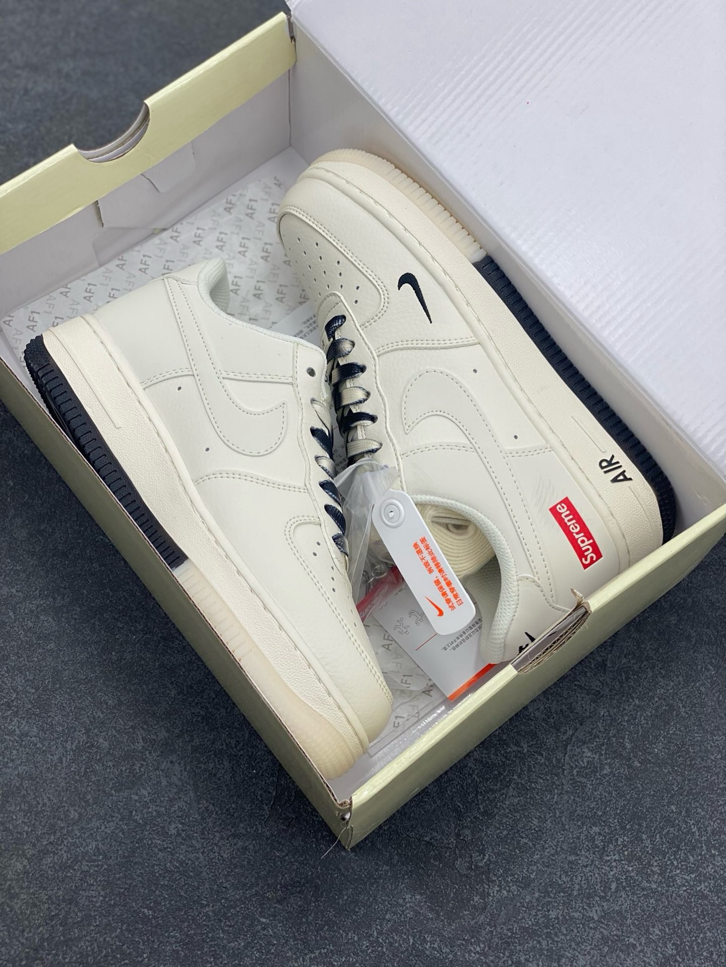 图片[9]-福利特价 NIke Air Force 1 \’07 Low “Supreme联名–米白黑双拼”空军一号 低帮 运动鞋 休闲鞋 折边针车 工艺难度大 原楦头原纸板 原装鞋盒 定制五金配件 内置全掌气垫 原厂鞋底 货号：BB7577-217 尺码：36 36.5 37.5 38 38.5 39 40 40.5 41 42 42.5 43 44 44.5 45-选品中心