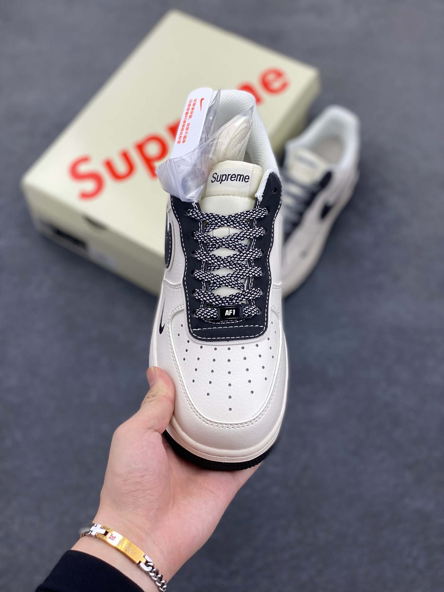 图片[2]-福利特价 NIke Air Force 1 \’07 Low “石头岛Supreme联名–米白黑尾”空军一号 低帮 运动鞋 休闲鞋 折边针车 工艺难度大 原楦头原纸板 原装鞋盒 定制五金配件 内置全掌气垫 原厂鞋底 货号：BB1616-307 尺码：36 36.5 37.5 38 38.5 39 40 40.5 41 42 42.5 43 44 44.5 45-选品中心