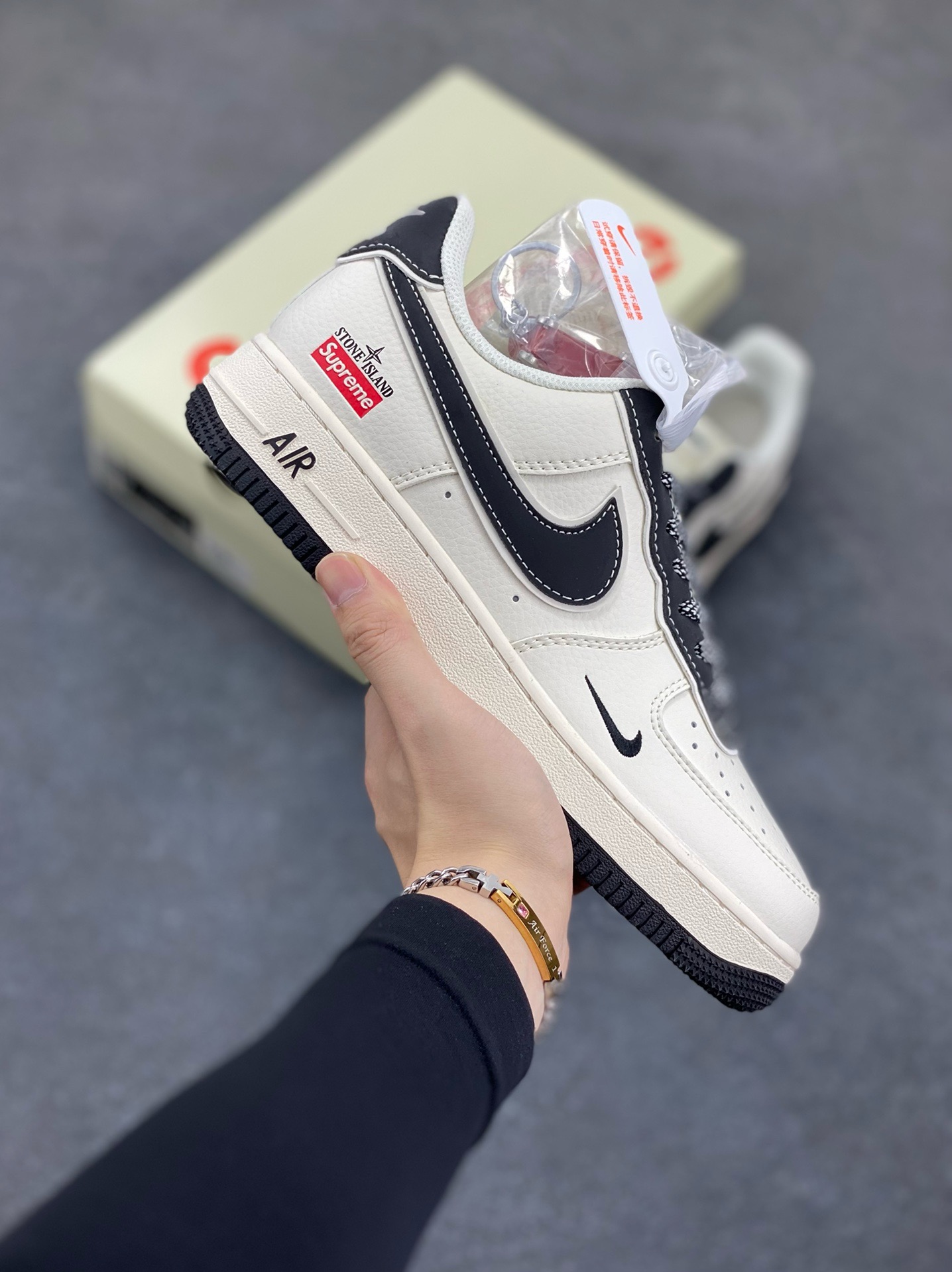 福利特价 NIke Air Force 1 \'07 Low “石头岛Supreme联名--米白黑尾”空军一号 低帮 运动鞋 休闲鞋 折边针车 工艺难度大 原楦头原纸板 原装鞋盒 定制五金配件 内置全掌气垫 原厂鞋底 货号：BB1616-307 尺码：36 36.5 37.5 38 38.5 39 40 40.5 41 42 42.5 43 44 44.5 45-选品中心