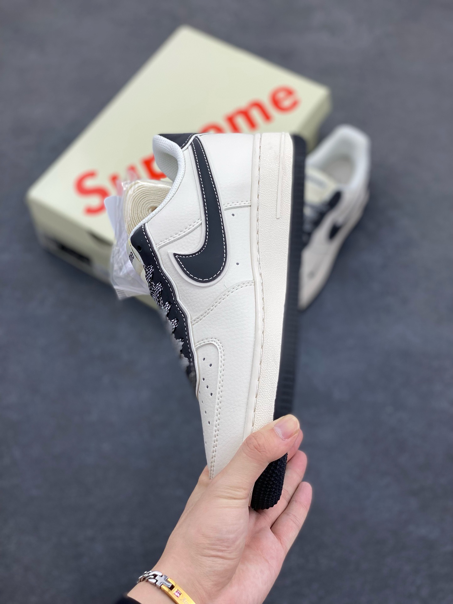 图片[3]-福利特价 NIke Air Force 1 \’07 Low “石头岛Supreme联名–米白黑尾”空军一号 低帮 运动鞋 休闲鞋 折边针车 工艺难度大 原楦头原纸板 原装鞋盒 定制五金配件 内置全掌气垫 原厂鞋底 货号：BB1616-307 尺码：36 36.5 37.5 38 38.5 39 40 40.5 41 42 42.5 43 44 44.5 45-选品中心