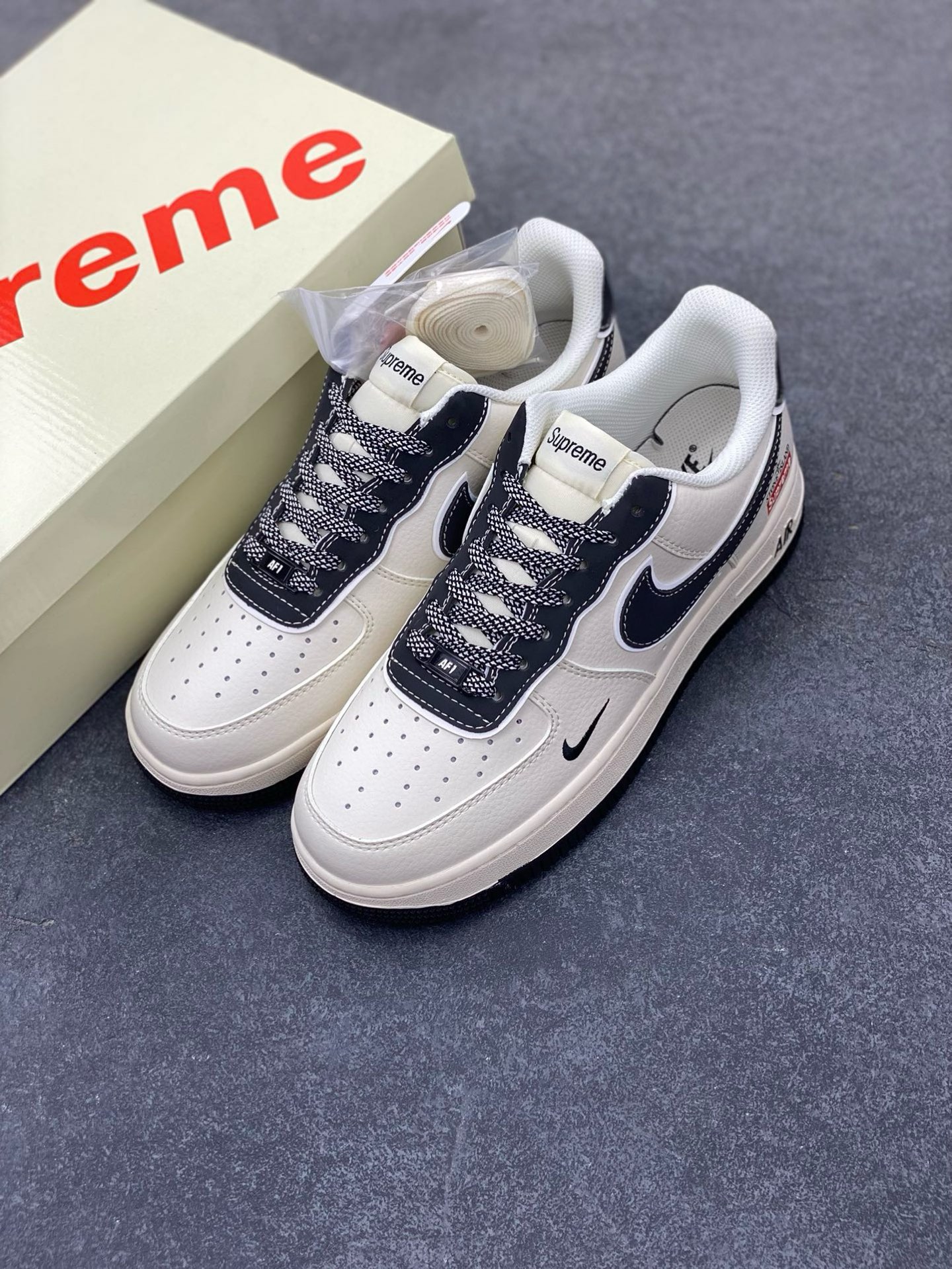 图片[8]-福利特价 NIke Air Force 1 \’07 Low “石头岛Supreme联名–米白黑尾”空军一号 低帮 运动鞋 休闲鞋 折边针车 工艺难度大 原楦头原纸板 原装鞋盒 定制五金配件 内置全掌气垫 原厂鞋底 货号：BB1616-307 尺码：36 36.5 37.5 38 38.5 39 40 40.5 41 42 42.5 43 44 44.5 45-选品中心