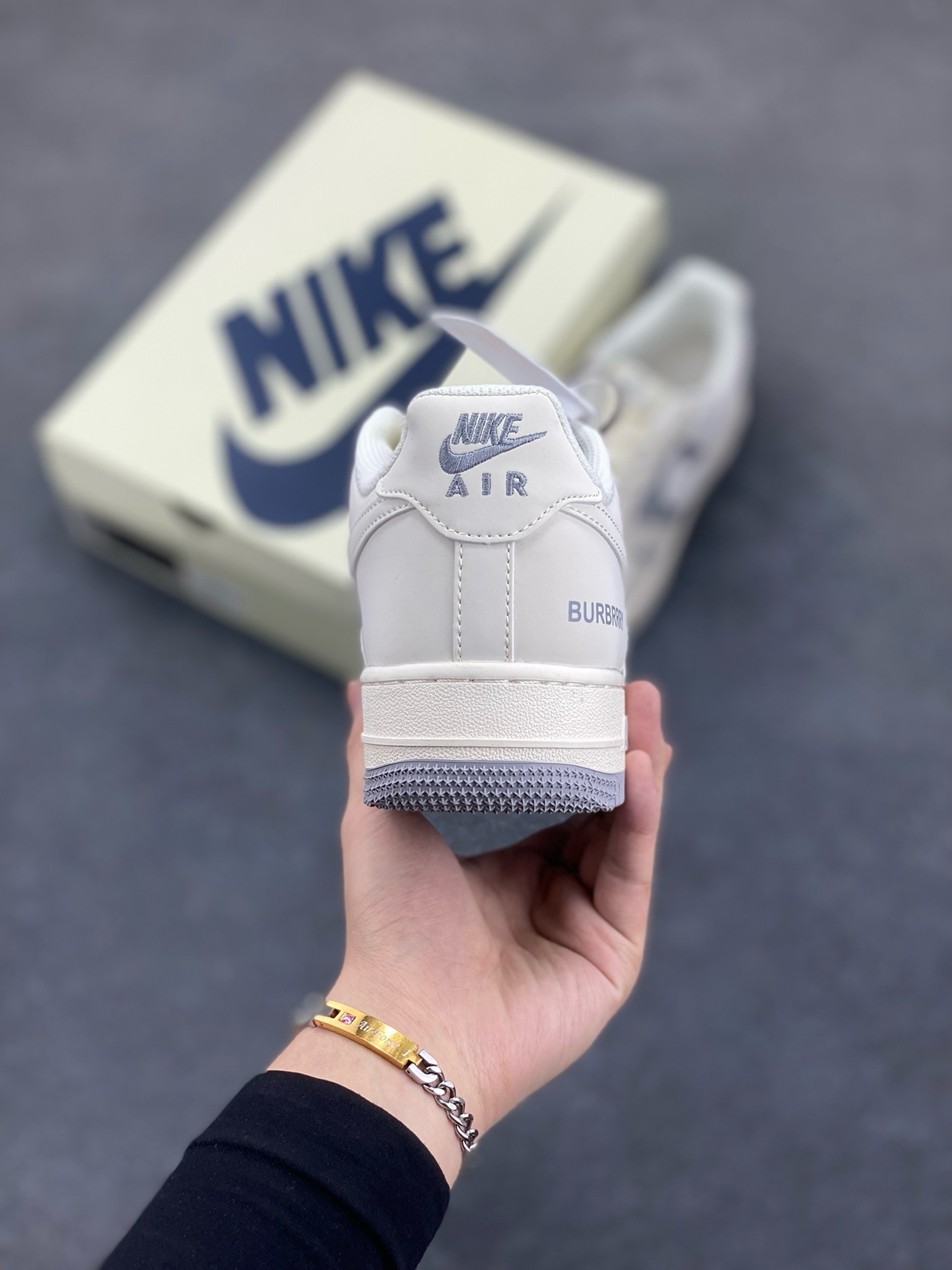 图片[4]-福利特价 NIke Air Force 1 \’07 Low “巴宝莉联名——米灰”空军一号 低帮 运动鞋 休闲鞋 折边针车 工艺难度大 原楦头原纸板 原装鞋盒 定制五金配件 内置全掌气垫 原厂鞋底 货号：BB8588-225 尺码：36 36.5 37.5 38 38.5 39 40 40.5 41 42 42.5 43 44 44.5 45-选品中心