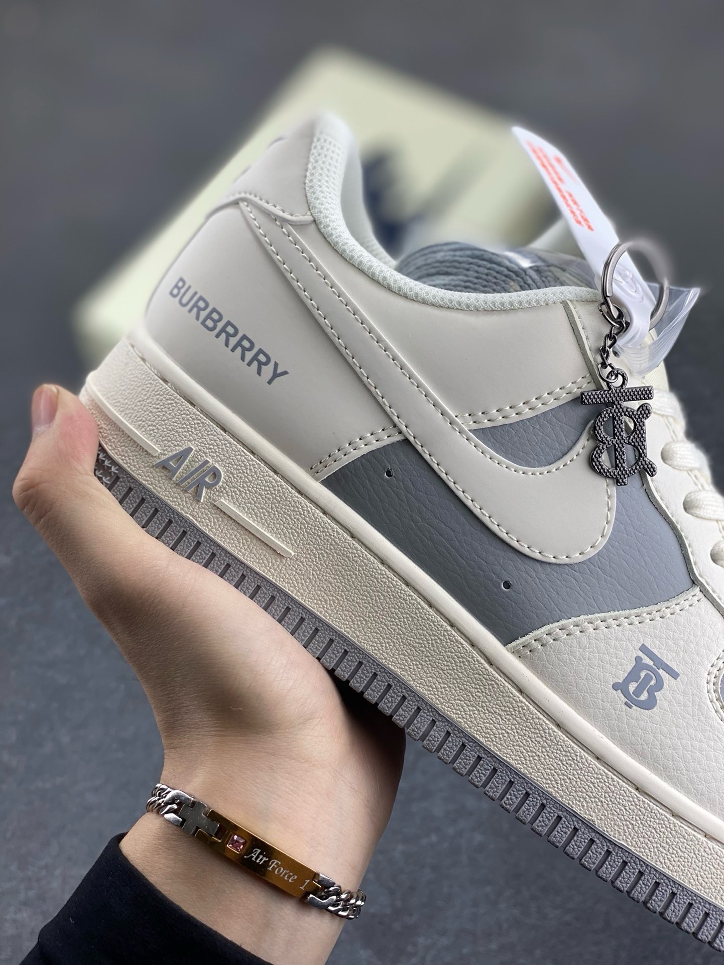 图片[6]-福利特价 NIke Air Force 1 \’07 Low “巴宝莉联名——米灰”空军一号 低帮 运动鞋 休闲鞋 折边针车 工艺难度大 原楦头原纸板 原装鞋盒 定制五金配件 内置全掌气垫 原厂鞋底 货号：BB8588-225 尺码：36 36.5 37.5 38 38.5 39 40 40.5 41 42 42.5 43 44 44.5 45-选品中心