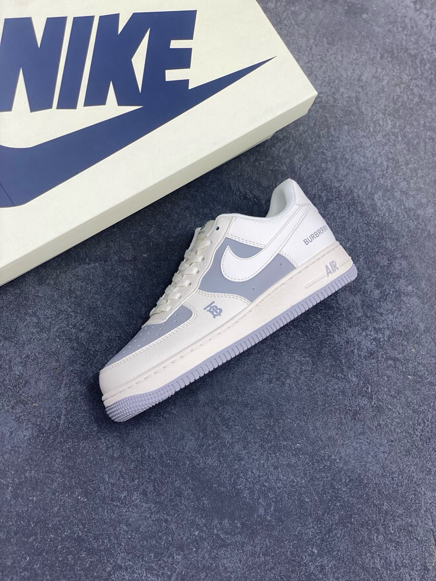 图片[7]-福利特价 NIke Air Force 1 \’07 Low “巴宝莉联名——米灰”空军一号 低帮 运动鞋 休闲鞋 折边针车 工艺难度大 原楦头原纸板 原装鞋盒 定制五金配件 内置全掌气垫 原厂鞋底 货号：BB8588-225 尺码：36 36.5 37.5 38 38.5 39 40 40.5 41 42 42.5 43 44 44.5 45-选品中心