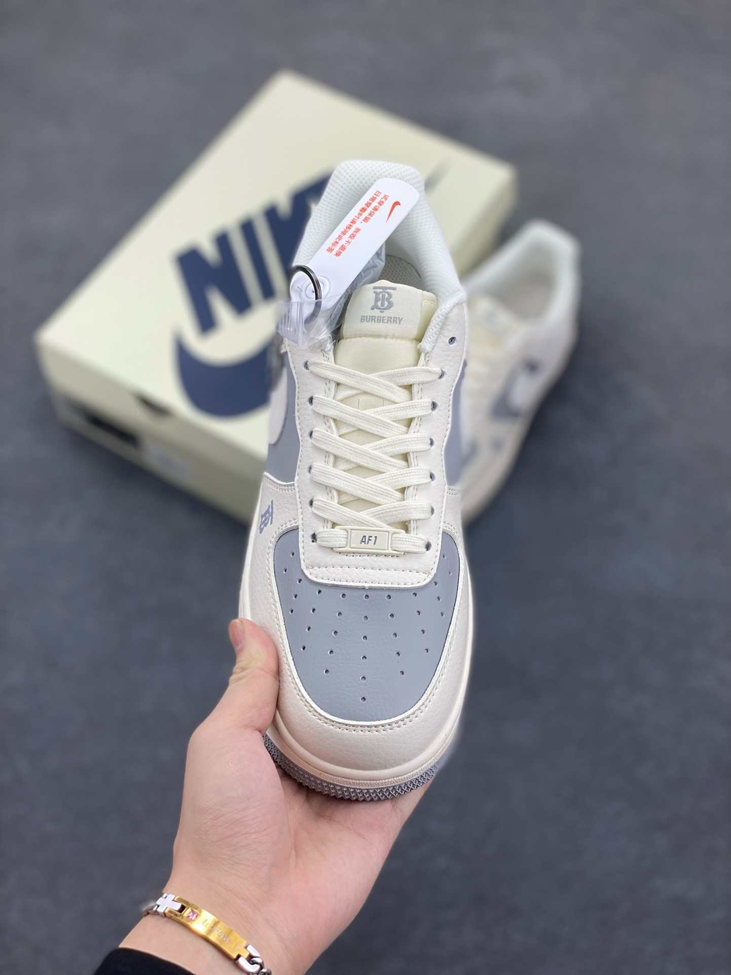 图片[2]-福利特价 NIke Air Force 1 \’07 Low “巴宝莉联名——米灰”空军一号 低帮 运动鞋 休闲鞋 折边针车 工艺难度大 原楦头原纸板 原装鞋盒 定制五金配件 内置全掌气垫 原厂鞋底 货号：BB8588-225 尺码：36 36.5 37.5 38 38.5 39 40 40.5 41 42 42.5 43 44 44.5 45-选品中心