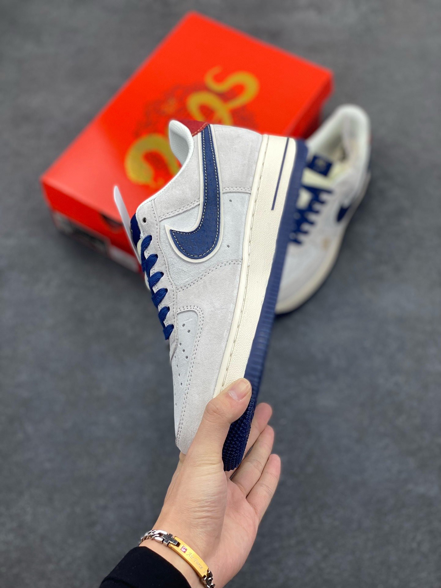 图片[3]-NIke Air Force 1 \’07 Low “蛇年限定——灰蓝红猪八”空军一号 低帮 运动鞋 休闲鞋 折边针车 工艺难度大 原楦头原纸板 原装鞋盒 定制五金配件 内置全掌气垫 原厂鞋底 货号：XZ2025-666 尺码：36 36.5 37.5 38 38.5 39 40 40.5 41 42 42.5 43 44 44.5 45-选品中心
