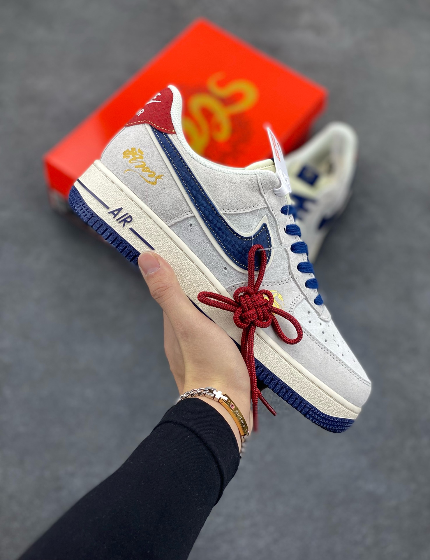 NIke Air Force 1 \'07 Low “蛇年限定——灰蓝红猪八”空军一号 低帮 运动鞋 休闲鞋 折边针车 工艺难度大 原楦头原纸板 原装鞋盒 定制五金配件 内置全掌气垫 原厂鞋底 货号：XZ2025-666 尺码：36 36.5 37.5 38 38.5 39 40 40.5 41 42 42.5 43 44 44.5 45-选品中心