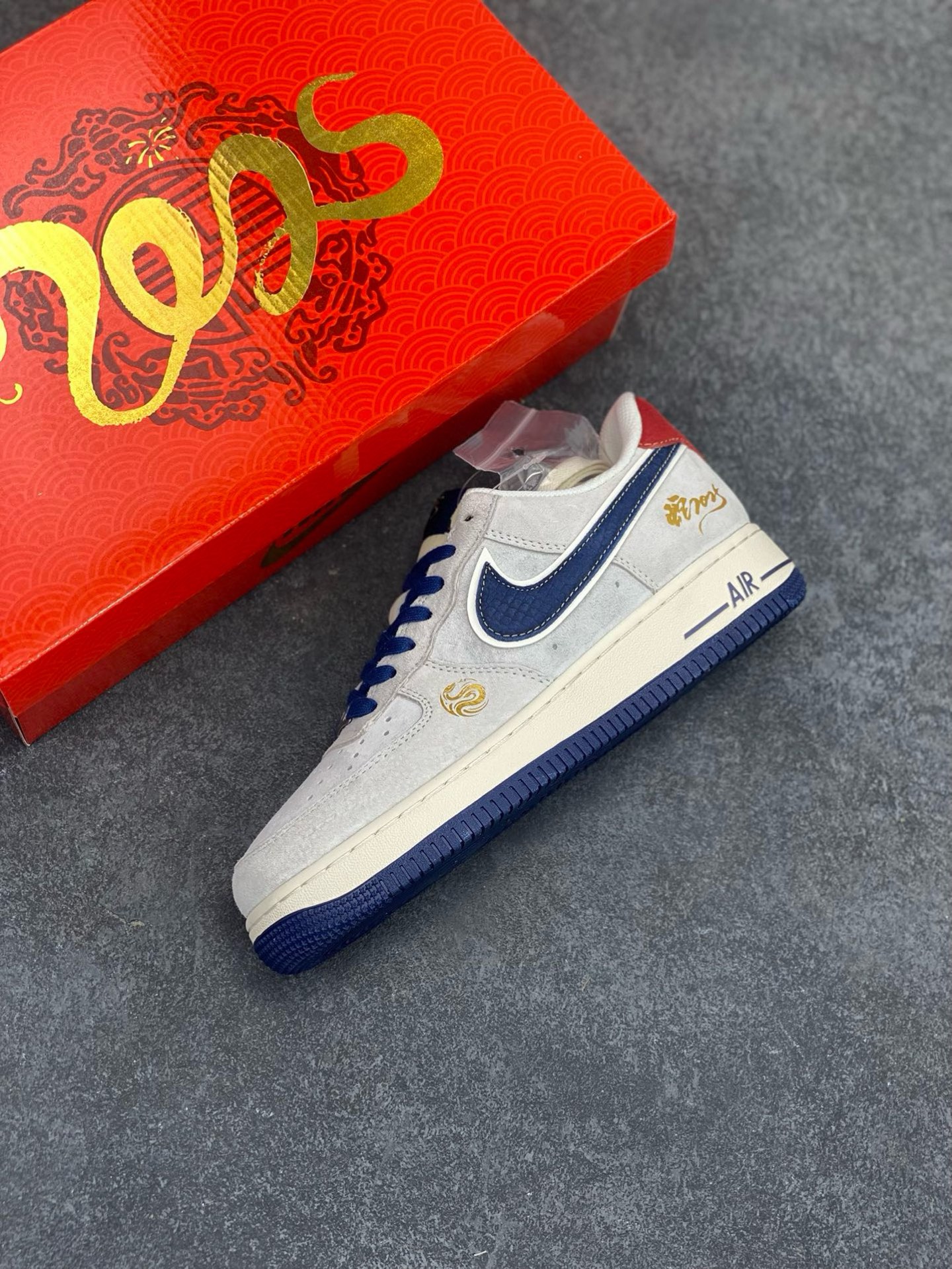 图片[7]-NIke Air Force 1 \’07 Low “蛇年限定——灰蓝红猪八”空军一号 低帮 运动鞋 休闲鞋 折边针车 工艺难度大 原楦头原纸板 原装鞋盒 定制五金配件 内置全掌气垫 原厂鞋底 货号：XZ2025-666 尺码：36 36.5 37.5 38 38.5 39 40 40.5 41 42 42.5 43 44 44.5 45-选品中心