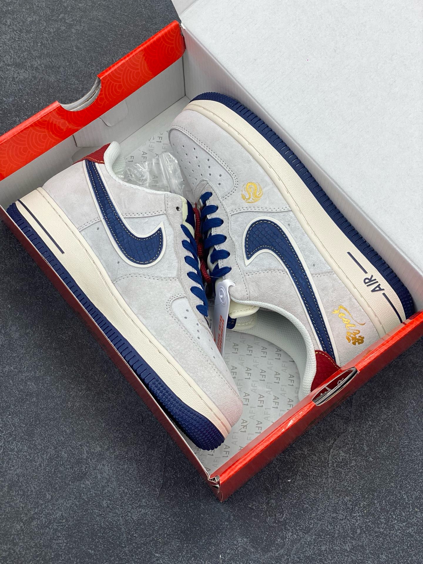 图片[9]-NIke Air Force 1 \’07 Low “蛇年限定——灰蓝红猪八”空军一号 低帮 运动鞋 休闲鞋 折边针车 工艺难度大 原楦头原纸板 原装鞋盒 定制五金配件 内置全掌气垫 原厂鞋底 货号：XZ2025-666 尺码：36 36.5 37.5 38 38.5 39 40 40.5 41 42 42.5 43 44 44.5 45-选品中心