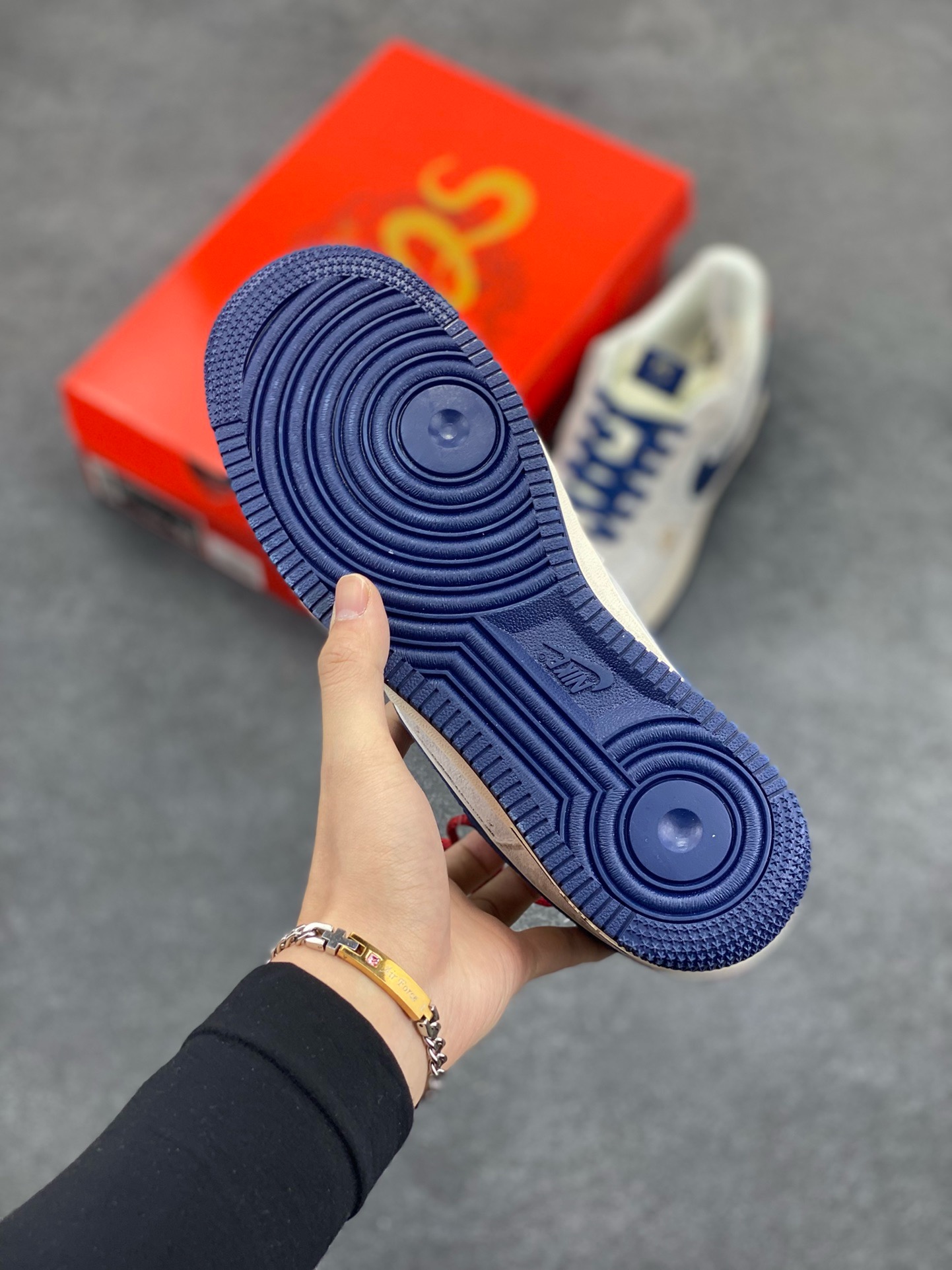 图片[5]-NIke Air Force 1 \’07 Low “蛇年限定——灰蓝红猪八”空军一号 低帮 运动鞋 休闲鞋 折边针车 工艺难度大 原楦头原纸板 原装鞋盒 定制五金配件 内置全掌气垫 原厂鞋底 货号：XZ2025-666 尺码：36 36.5 37.5 38 38.5 39 40 40.5 41 42 42.5 43 44 44.5 45-选品中心