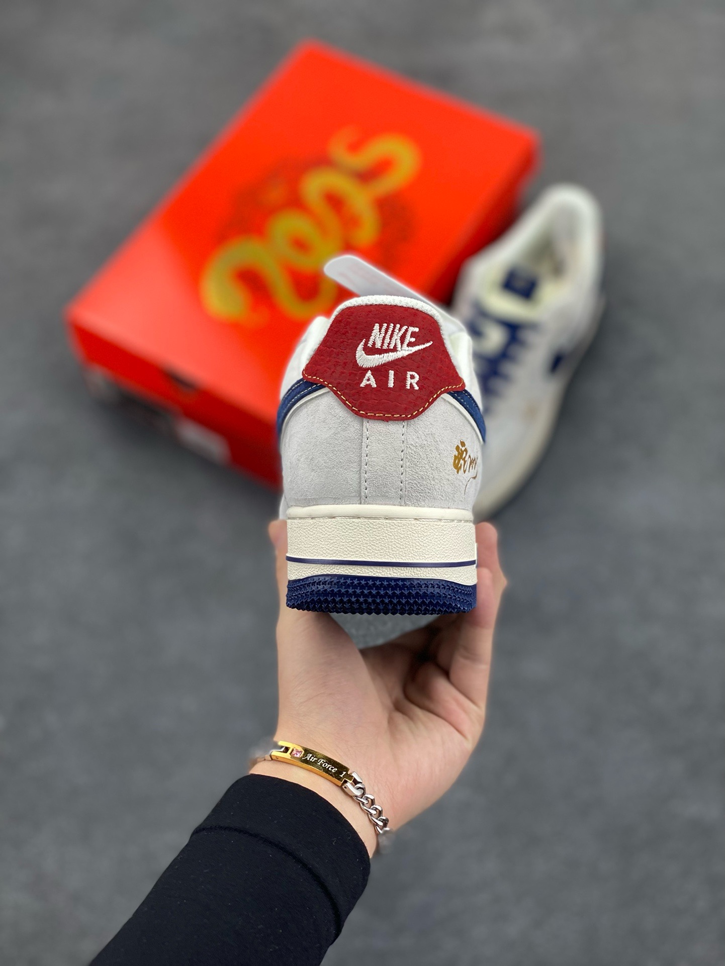 图片[4]-NIke Air Force 1 \’07 Low “蛇年限定——灰蓝红猪八”空军一号 低帮 运动鞋 休闲鞋 折边针车 工艺难度大 原楦头原纸板 原装鞋盒 定制五金配件 内置全掌气垫 原厂鞋底 货号：XZ2025-666 尺码：36 36.5 37.5 38 38.5 39 40 40.5 41 42 42.5 43 44 44.5 45-选品中心