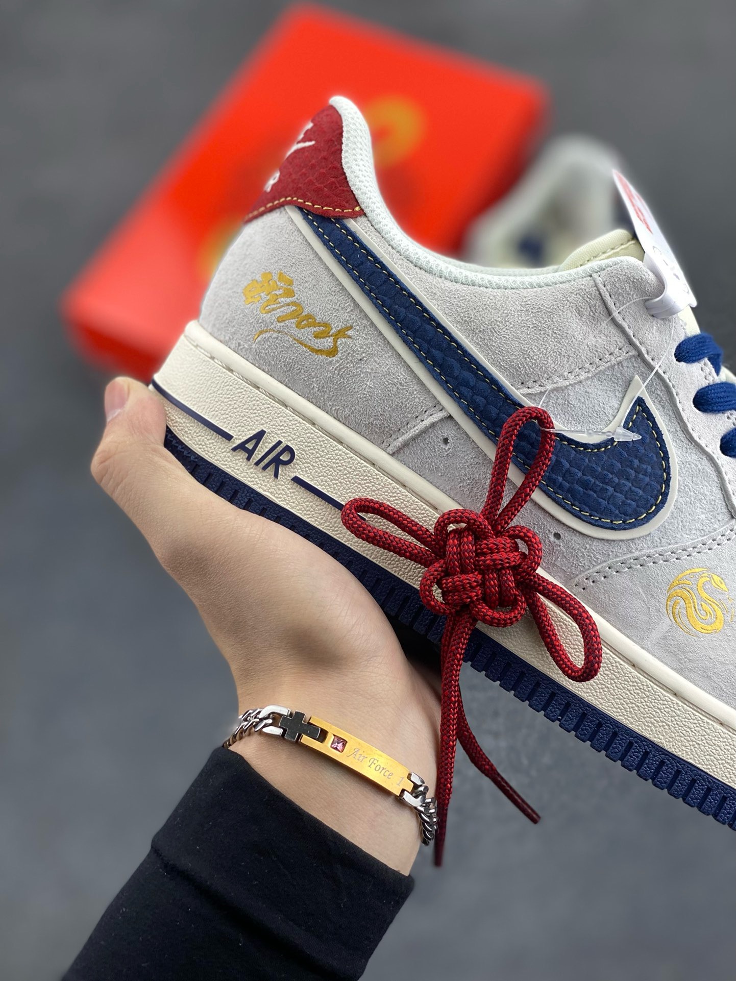 图片[6]-NIke Air Force 1 \’07 Low “蛇年限定——灰蓝红猪八”空军一号 低帮 运动鞋 休闲鞋 折边针车 工艺难度大 原楦头原纸板 原装鞋盒 定制五金配件 内置全掌气垫 原厂鞋底 货号：XZ2025-666 尺码：36 36.5 37.5 38 38.5 39 40 40.5 41 42 42.5 43 44 44.5 45-选品中心