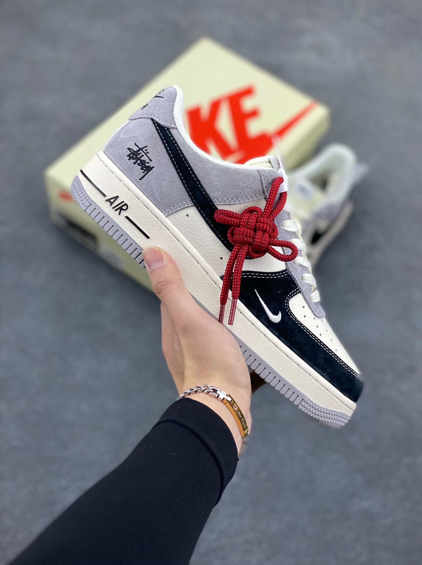 NIke Air Force 1 \'07 Low “斯图西联名——黑灰猪八拼接”空军一号 低帮 运动鞋 休闲鞋 折边针车 工艺难度大 原楦头原纸板 原装鞋盒 定制五金配件 内置全掌气垫 原厂鞋底 货号：XZ6188-363 尺码：36 36.5 37.5 38 38.5 39 40 40.5 41 42 42.5 43 44 44.5 45-选品中心