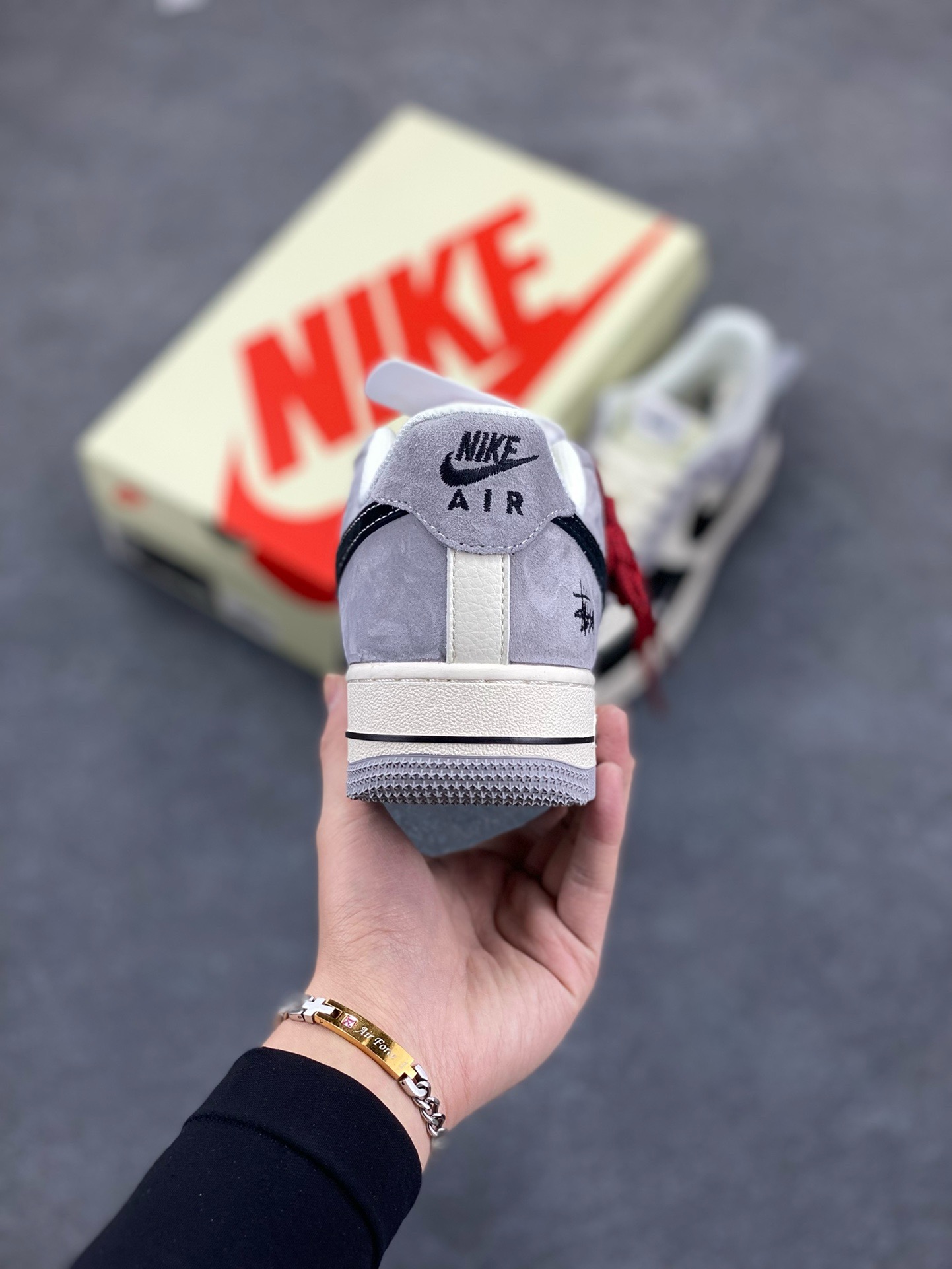 图片[4]-NIke Air Force 1 \’07 Low “斯图西联名——黑灰猪八拼接”空军一号 低帮 运动鞋 休闲鞋 折边针车 工艺难度大 原楦头原纸板 原装鞋盒 定制五金配件 内置全掌气垫 原厂鞋底 货号：XZ6188-363 尺码：36 36.5 37.5 38 38.5 39 40 40.5 41 42 42.5 43 44 44.5 45-选品中心