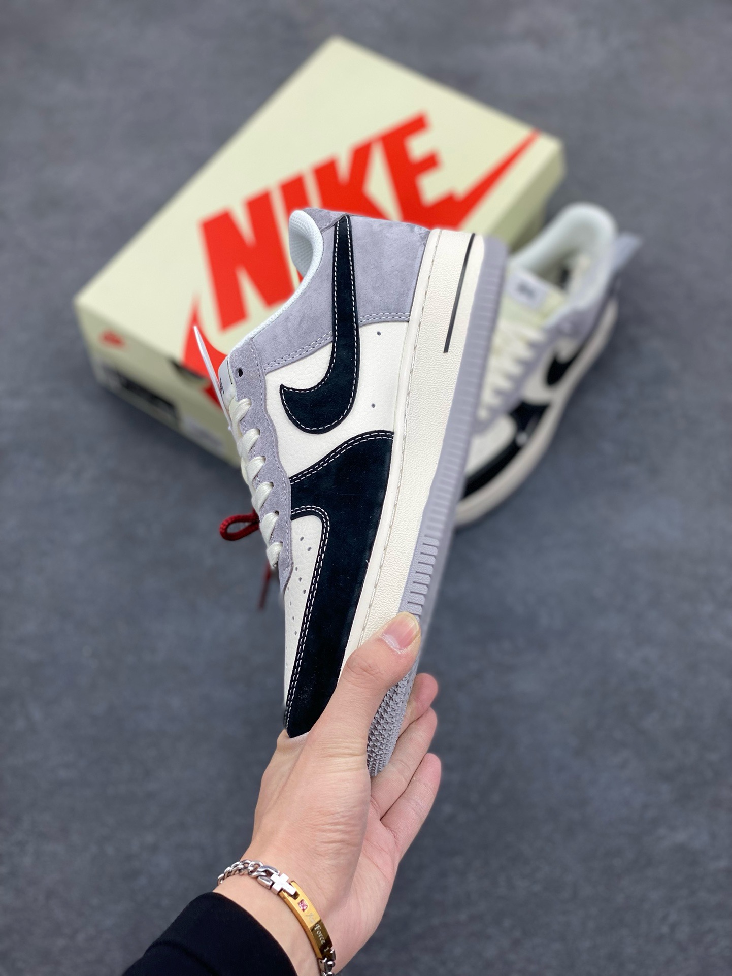 图片[3]-NIke Air Force 1 \’07 Low “斯图西联名——黑灰猪八拼接”空军一号 低帮 运动鞋 休闲鞋 折边针车 工艺难度大 原楦头原纸板 原装鞋盒 定制五金配件 内置全掌气垫 原厂鞋底 货号：XZ6188-363 尺码：36 36.5 37.5 38 38.5 39 40 40.5 41 42 42.5 43 44 44.5 45-选品中心
