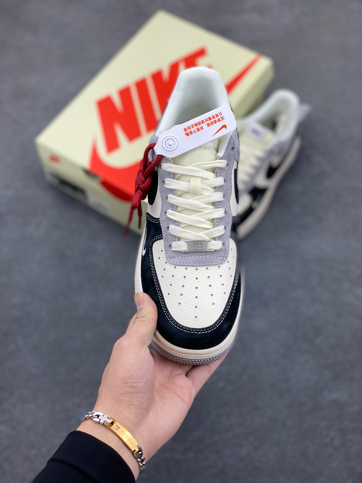 图片[2]-NIke Air Force 1 \’07 Low “斯图西联名——黑灰猪八拼接”空军一号 低帮 运动鞋 休闲鞋 折边针车 工艺难度大 原楦头原纸板 原装鞋盒 定制五金配件 内置全掌气垫 原厂鞋底 货号：XZ6188-363 尺码：36 36.5 37.5 38 38.5 39 40 40.5 41 42 42.5 43 44 44.5 45-选品中心