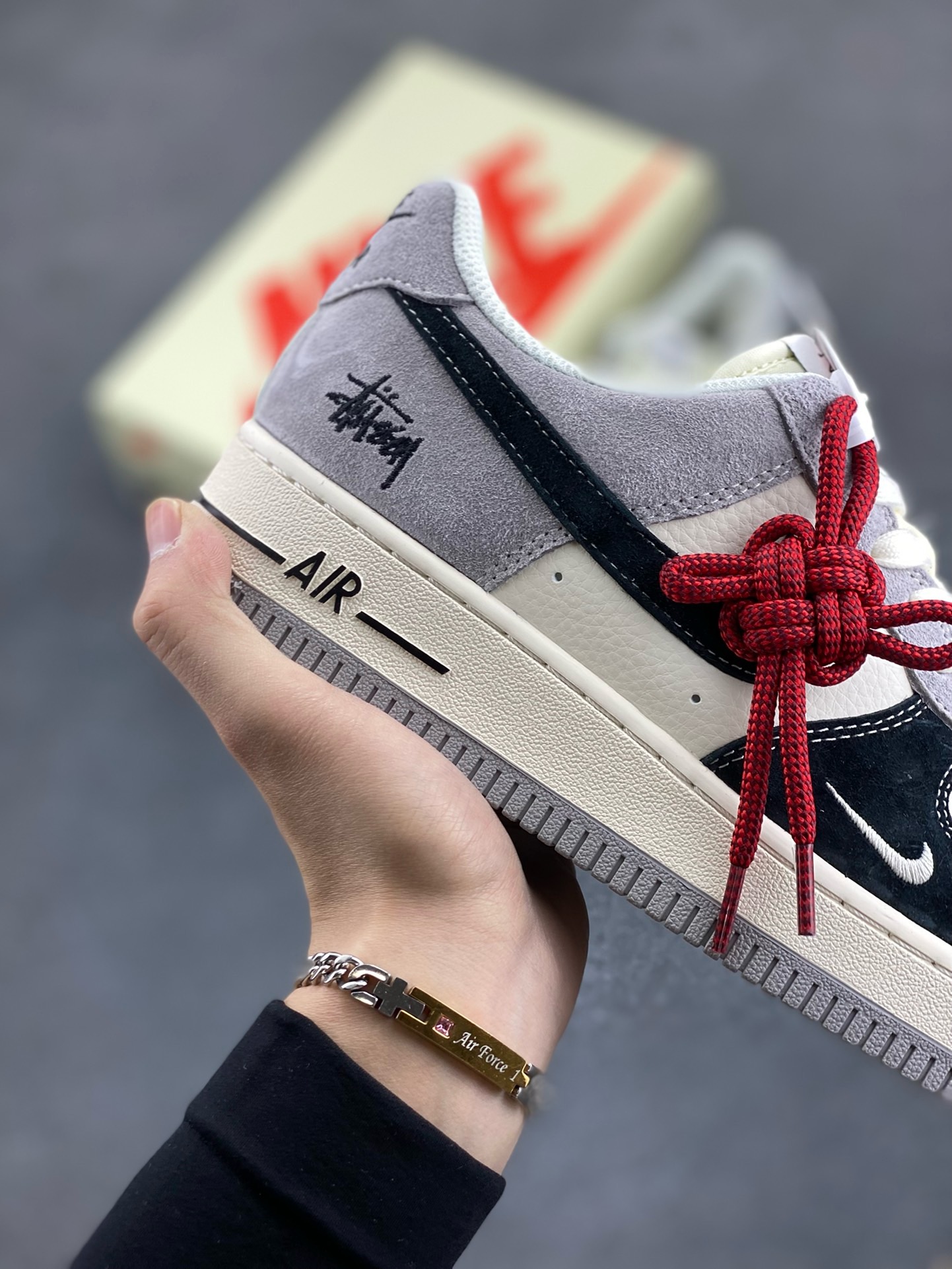 图片[6]-NIke Air Force 1 \’07 Low “斯图西联名——黑灰猪八拼接”空军一号 低帮 运动鞋 休闲鞋 折边针车 工艺难度大 原楦头原纸板 原装鞋盒 定制五金配件 内置全掌气垫 原厂鞋底 货号：XZ6188-363 尺码：36 36.5 37.5 38 38.5 39 40 40.5 41 42 42.5 43 44 44.5 45-选品中心