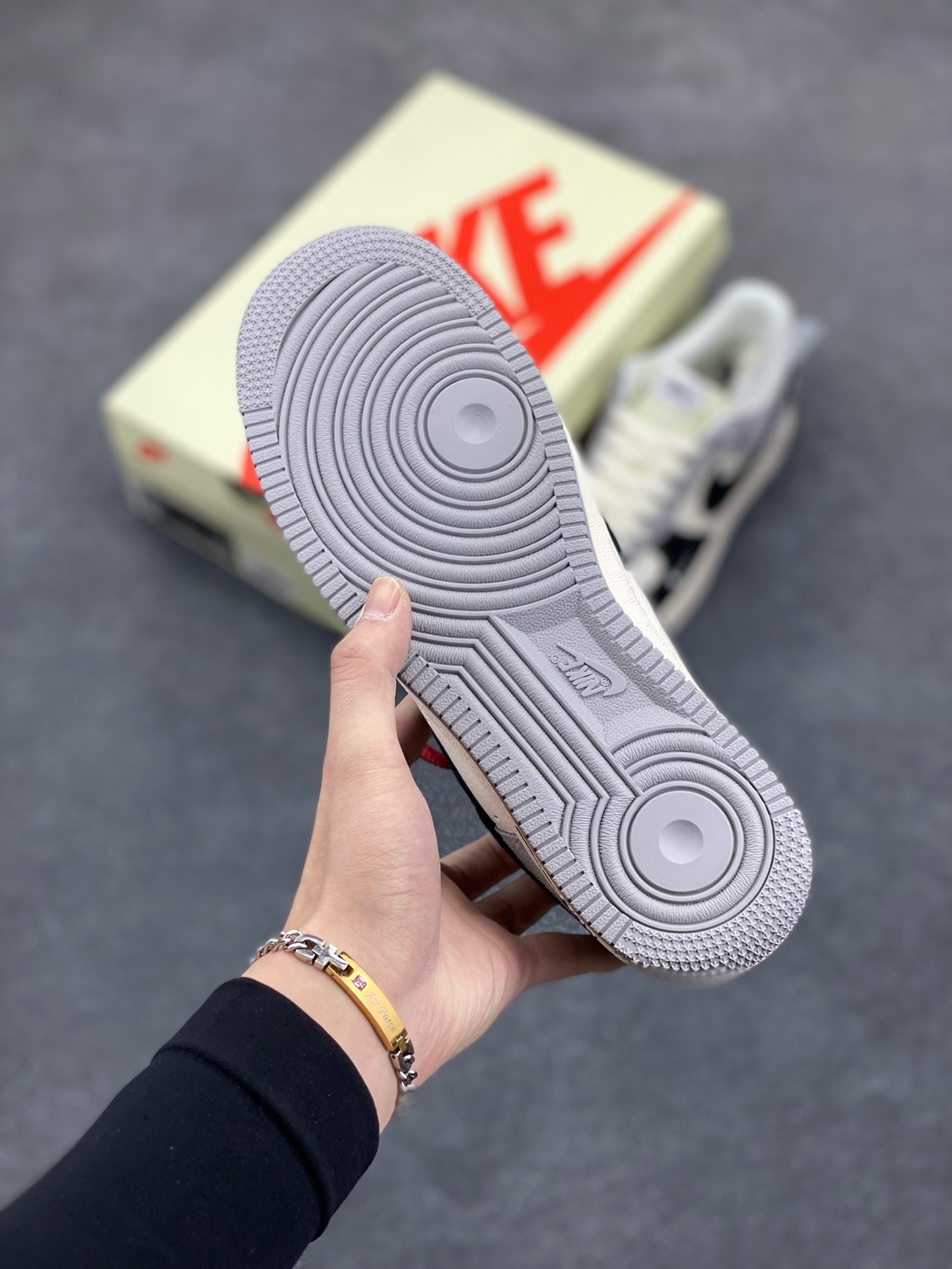 图片[5]-NIke Air Force 1 \’07 Low “斯图西联名——黑灰猪八拼接”空军一号 低帮 运动鞋 休闲鞋 折边针车 工艺难度大 原楦头原纸板 原装鞋盒 定制五金配件 内置全掌气垫 原厂鞋底 货号：XZ6188-363 尺码：36 36.5 37.5 38 38.5 39 40 40.5 41 42 42.5 43 44 44.5 45-选品中心