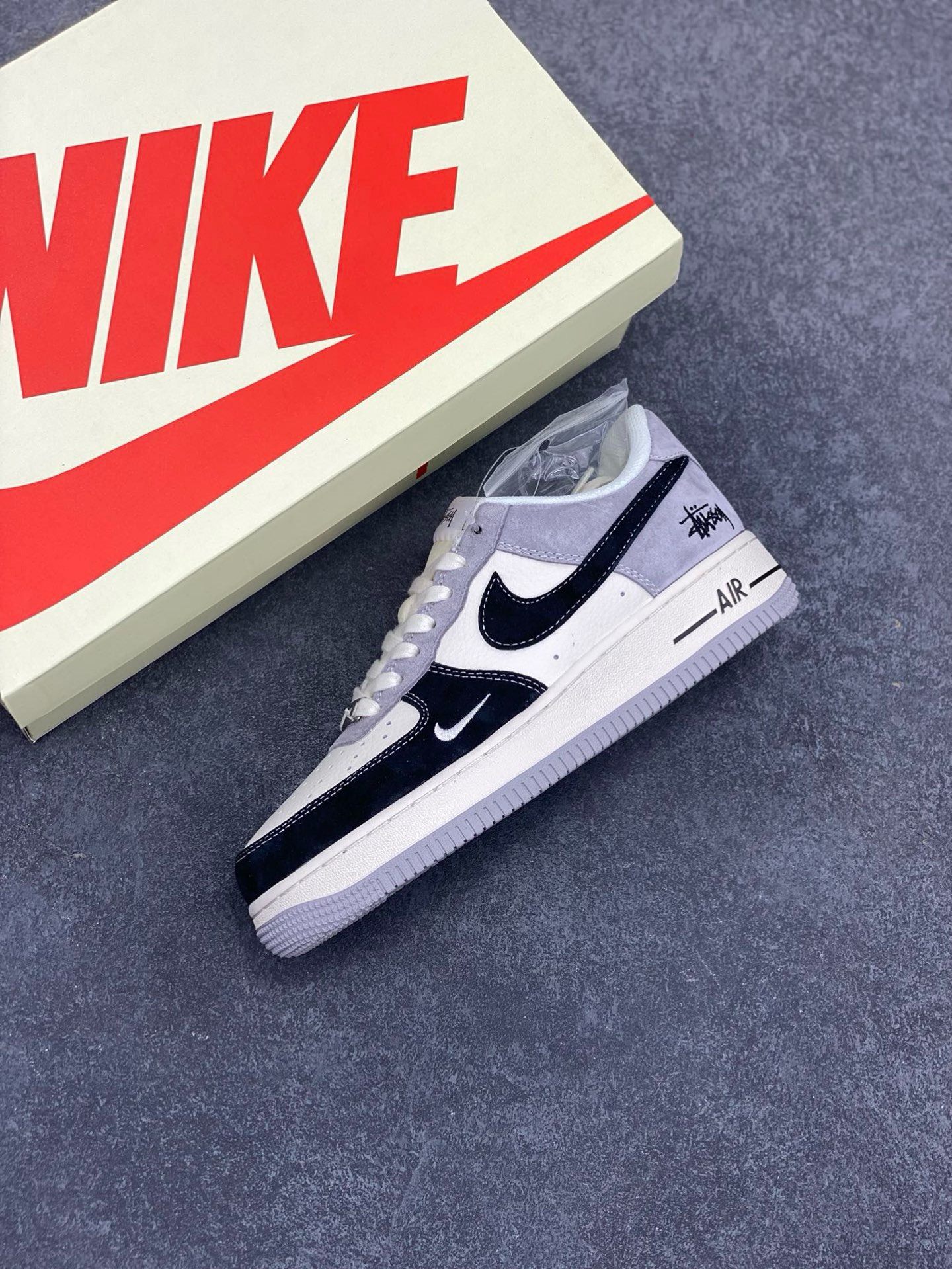 图片[7]-NIke Air Force 1 \’07 Low “斯图西联名——黑灰猪八拼接”空军一号 低帮 运动鞋 休闲鞋 折边针车 工艺难度大 原楦头原纸板 原装鞋盒 定制五金配件 内置全掌气垫 原厂鞋底 货号：XZ6188-363 尺码：36 36.5 37.5 38 38.5 39 40 40.5 41 42 42.5 43 44 44.5 45-选品中心