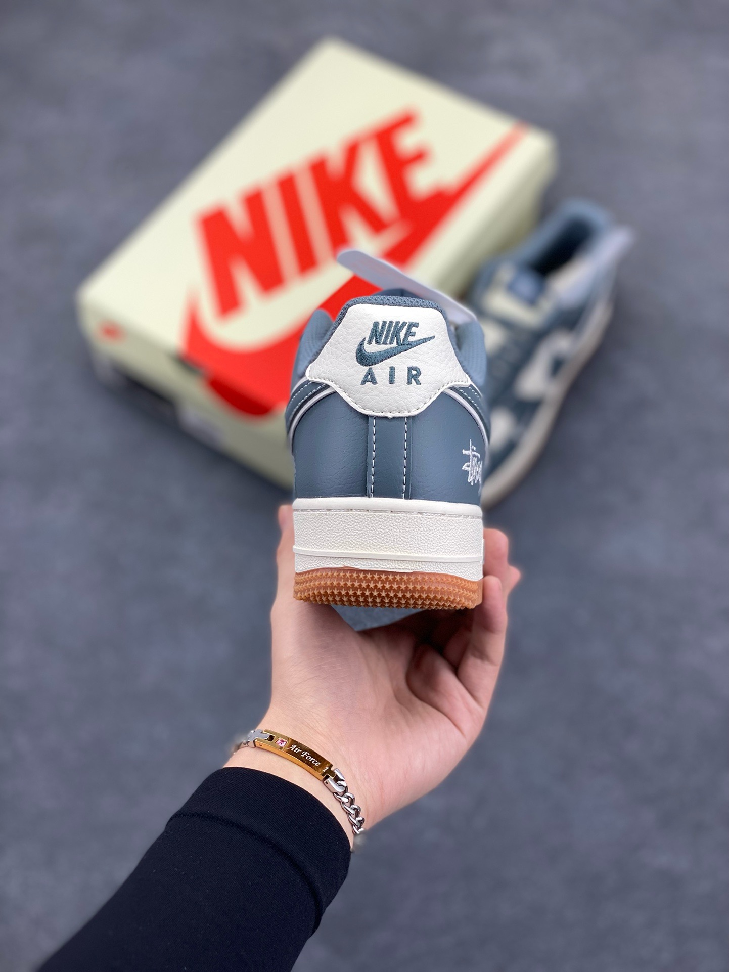 图片[4]-NIke Air Force 1 \’07 Low “斯图西联名–灰白生胶”空军一号 低帮 运动鞋 休闲鞋 折边针车 工艺难度大 原楦头原纸板 原装鞋盒 定制五金配件 内置全掌气垫 原厂鞋底 货号：XZ9688-101 尺码：36 36.5 37.5 38 38.5 39 40 40.5 41 42 42.5 43 44 44.5 45-选品中心