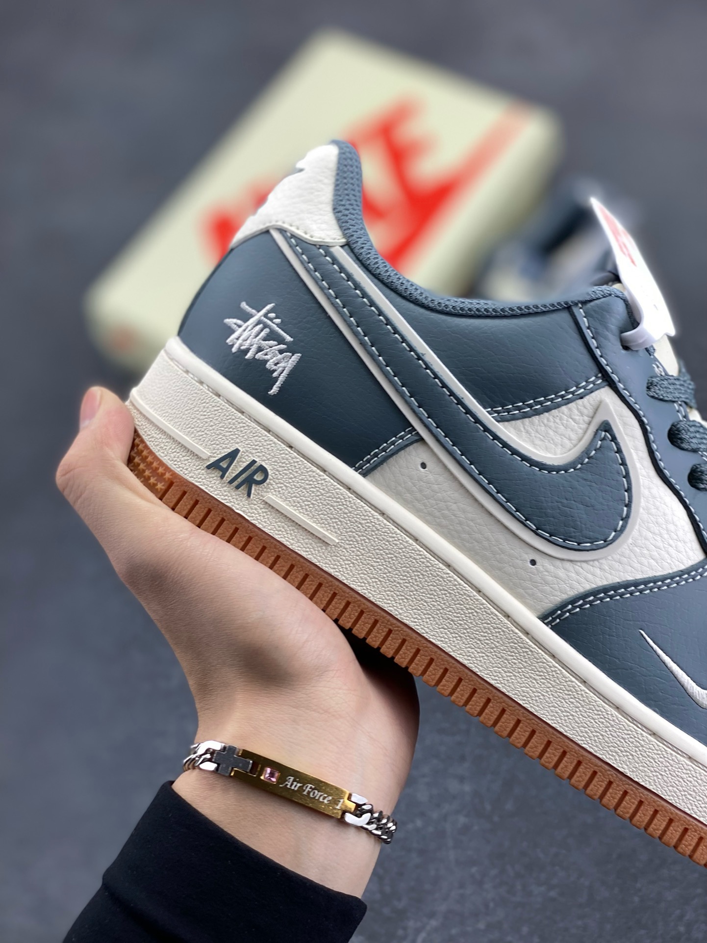 图片[6]-NIke Air Force 1 \’07 Low “斯图西联名–灰白生胶”空军一号 低帮 运动鞋 休闲鞋 折边针车 工艺难度大 原楦头原纸板 原装鞋盒 定制五金配件 内置全掌气垫 原厂鞋底 货号：XZ9688-101 尺码：36 36.5 37.5 38 38.5 39 40 40.5 41 42 42.5 43 44 44.5 45-选品中心