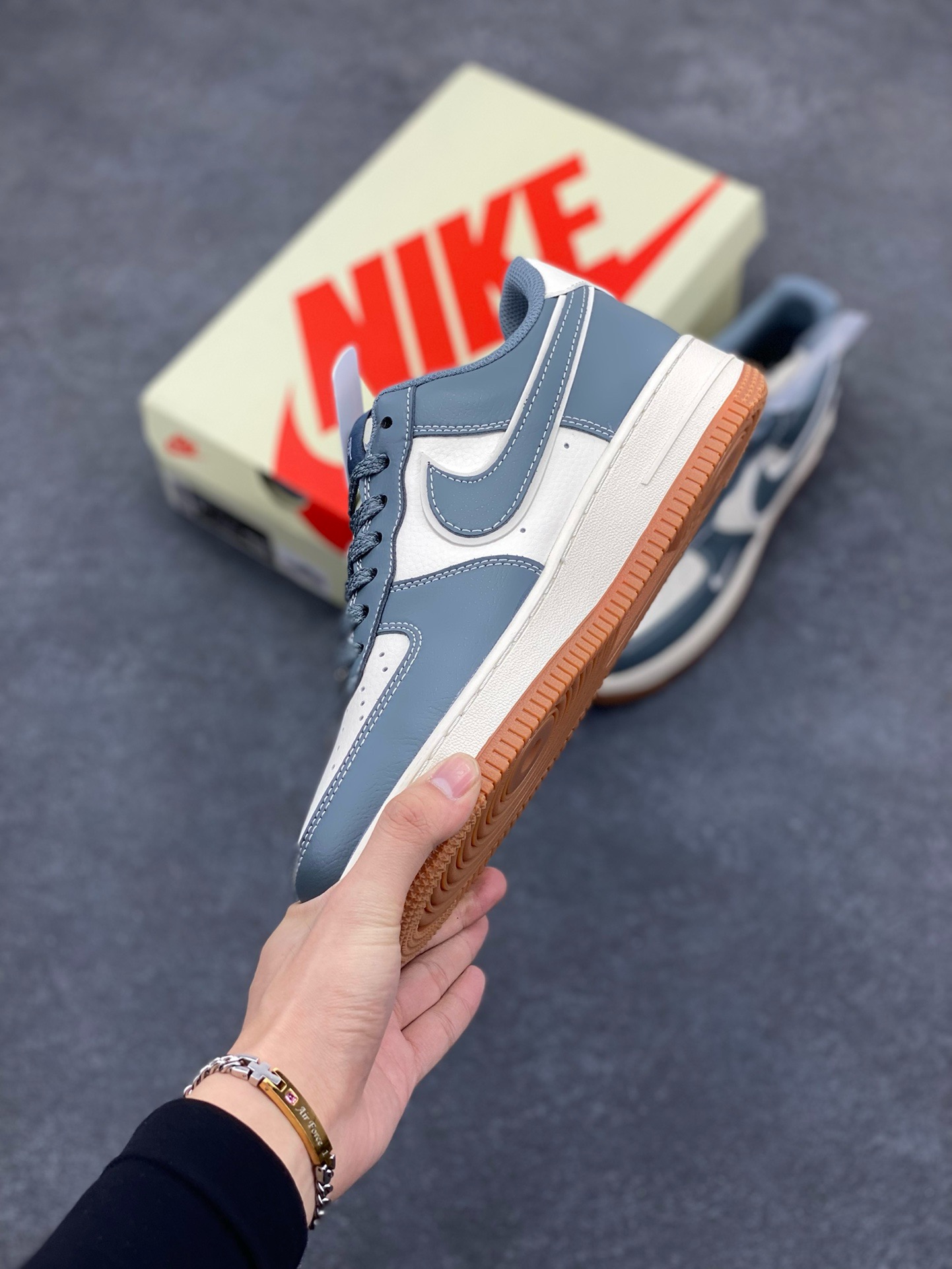 图片[3]-NIke Air Force 1 \’07 Low “斯图西联名–灰白生胶”空军一号 低帮 运动鞋 休闲鞋 折边针车 工艺难度大 原楦头原纸板 原装鞋盒 定制五金配件 内置全掌气垫 原厂鞋底 货号：XZ9688-101 尺码：36 36.5 37.5 38 38.5 39 40 40.5 41 42 42.5 43 44 44.5 45-选品中心