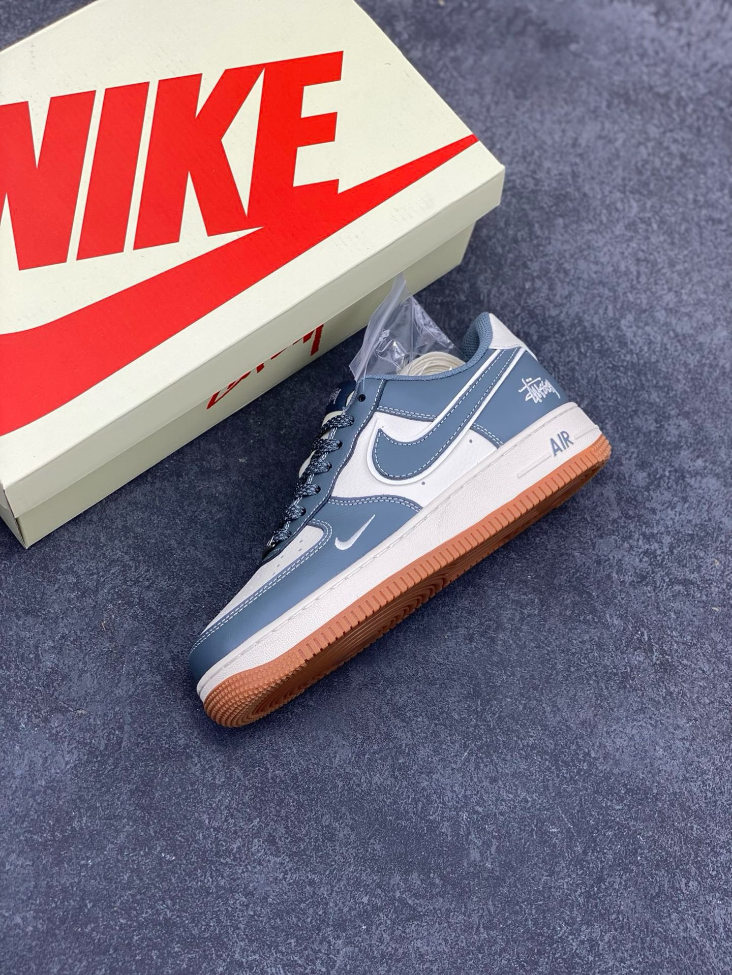 图片[7]-NIke Air Force 1 \’07 Low “斯图西联名–灰白生胶”空军一号 低帮 运动鞋 休闲鞋 折边针车 工艺难度大 原楦头原纸板 原装鞋盒 定制五金配件 内置全掌气垫 原厂鞋底 货号：XZ9688-101 尺码：36 36.5 37.5 38 38.5 39 40 40.5 41 42 42.5 43 44 44.5 45-选品中心