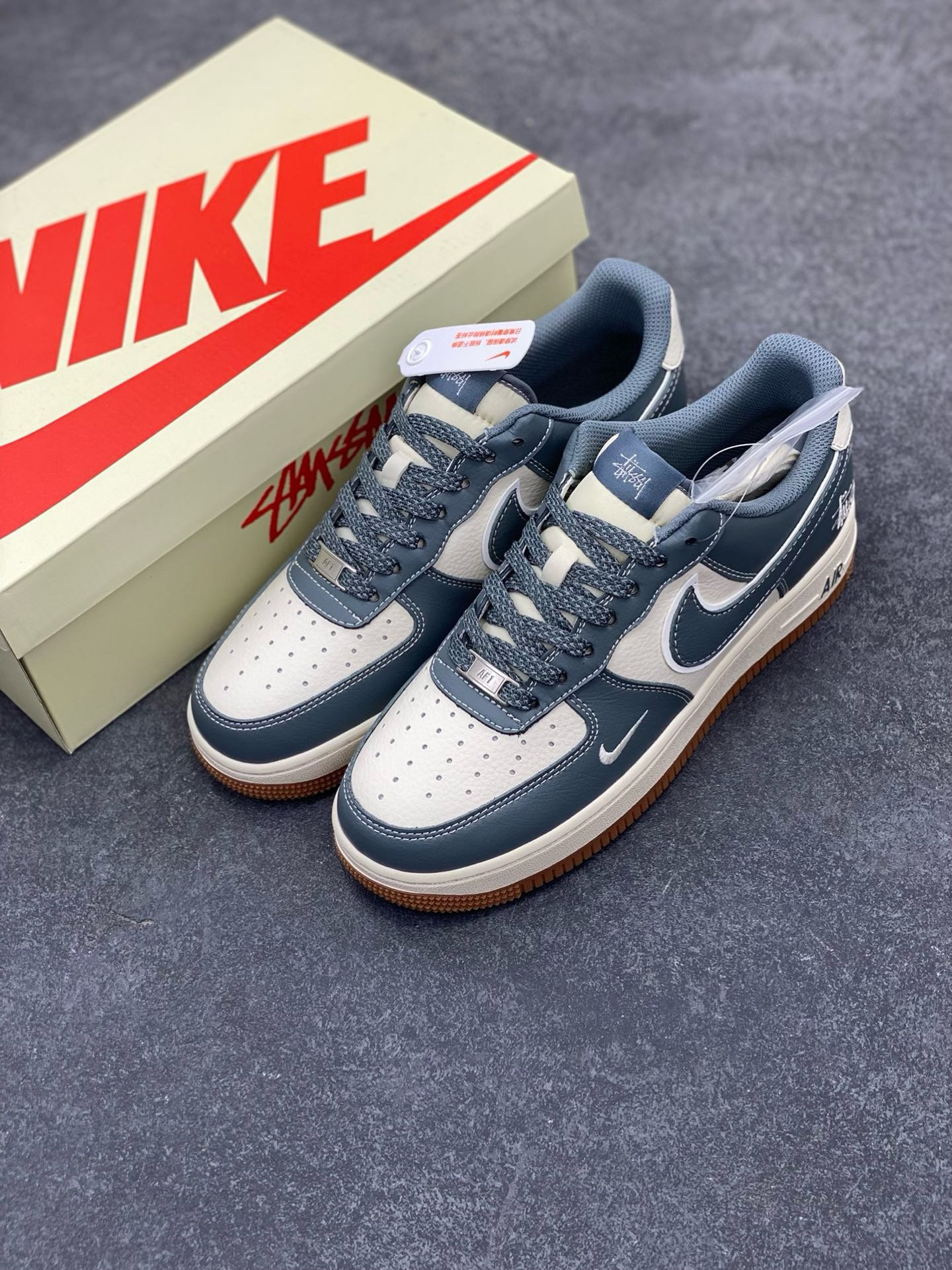 图片[8]-NIke Air Force 1 \’07 Low “斯图西联名–灰白生胶”空军一号 低帮 运动鞋 休闲鞋 折边针车 工艺难度大 原楦头原纸板 原装鞋盒 定制五金配件 内置全掌气垫 原厂鞋底 货号：XZ9688-101 尺码：36 36.5 37.5 38 38.5 39 40 40.5 41 42 42.5 43 44 44.5 45-选品中心