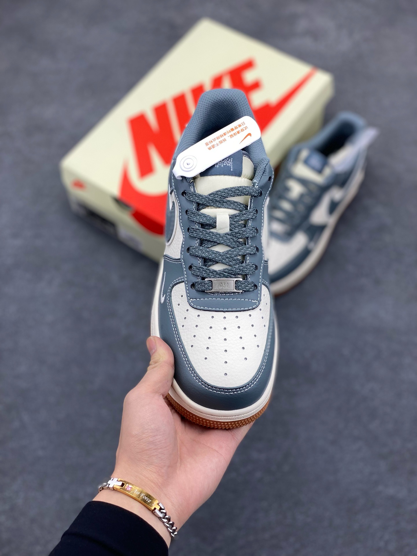 图片[2]-NIke Air Force 1 \’07 Low “斯图西联名–灰白生胶”空军一号 低帮 运动鞋 休闲鞋 折边针车 工艺难度大 原楦头原纸板 原装鞋盒 定制五金配件 内置全掌气垫 原厂鞋底 货号：XZ9688-101 尺码：36 36.5 37.5 38 38.5 39 40 40.5 41 42 42.5 43 44 44.5 45-选品中心