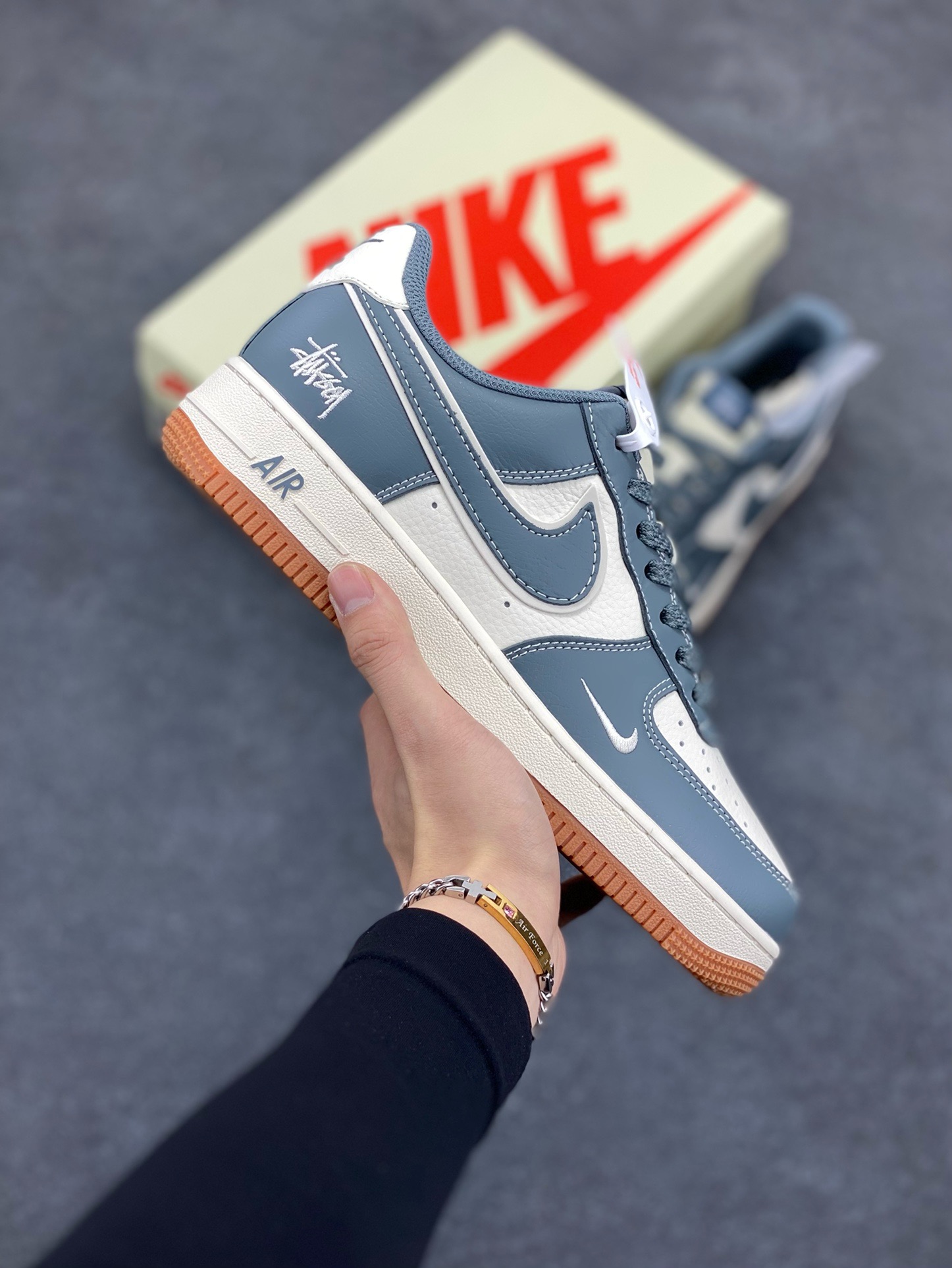 NIke Air Force 1 \'07 Low “斯图西联名--灰白生胶”空军一号 低帮 运动鞋 休闲鞋 折边针车 工艺难度大 原楦头原纸板 原装鞋盒 定制五金配件 内置全掌气垫 原厂鞋底 货号：XZ9688-101 尺码：36 36.5 37.5 38 38.5 39 40 40.5 41 42 42.5 43 44 44.5 45-选品中心