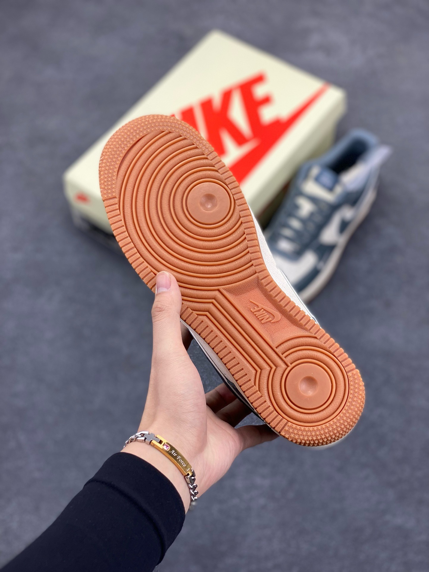 图片[5]-NIke Air Force 1 \’07 Low “斯图西联名–灰白生胶”空军一号 低帮 运动鞋 休闲鞋 折边针车 工艺难度大 原楦头原纸板 原装鞋盒 定制五金配件 内置全掌气垫 原厂鞋底 货号：XZ9688-101 尺码：36 36.5 37.5 38 38.5 39 40 40.5 41 42 42.5 43 44 44.5 45-选品中心