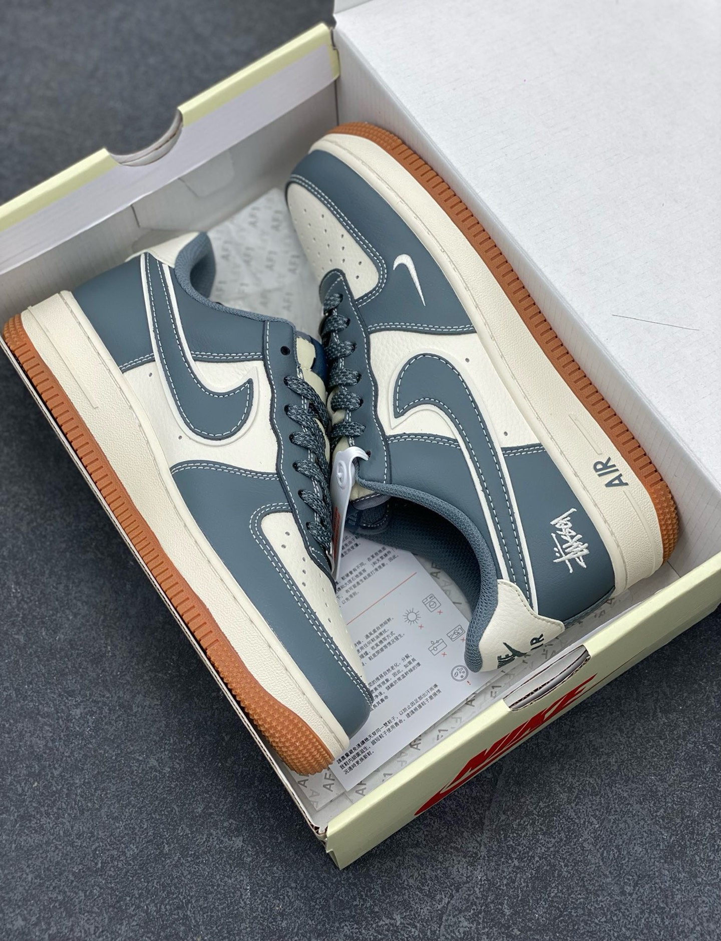 图片[9]-NIke Air Force 1 \’07 Low “斯图西联名–灰白生胶”空军一号 低帮 运动鞋 休闲鞋 折边针车 工艺难度大 原楦头原纸板 原装鞋盒 定制五金配件 内置全掌气垫 原厂鞋底 货号：XZ9688-101 尺码：36 36.5 37.5 38 38.5 39 40 40.5 41 42 42.5 43 44 44.5 45-选品中心