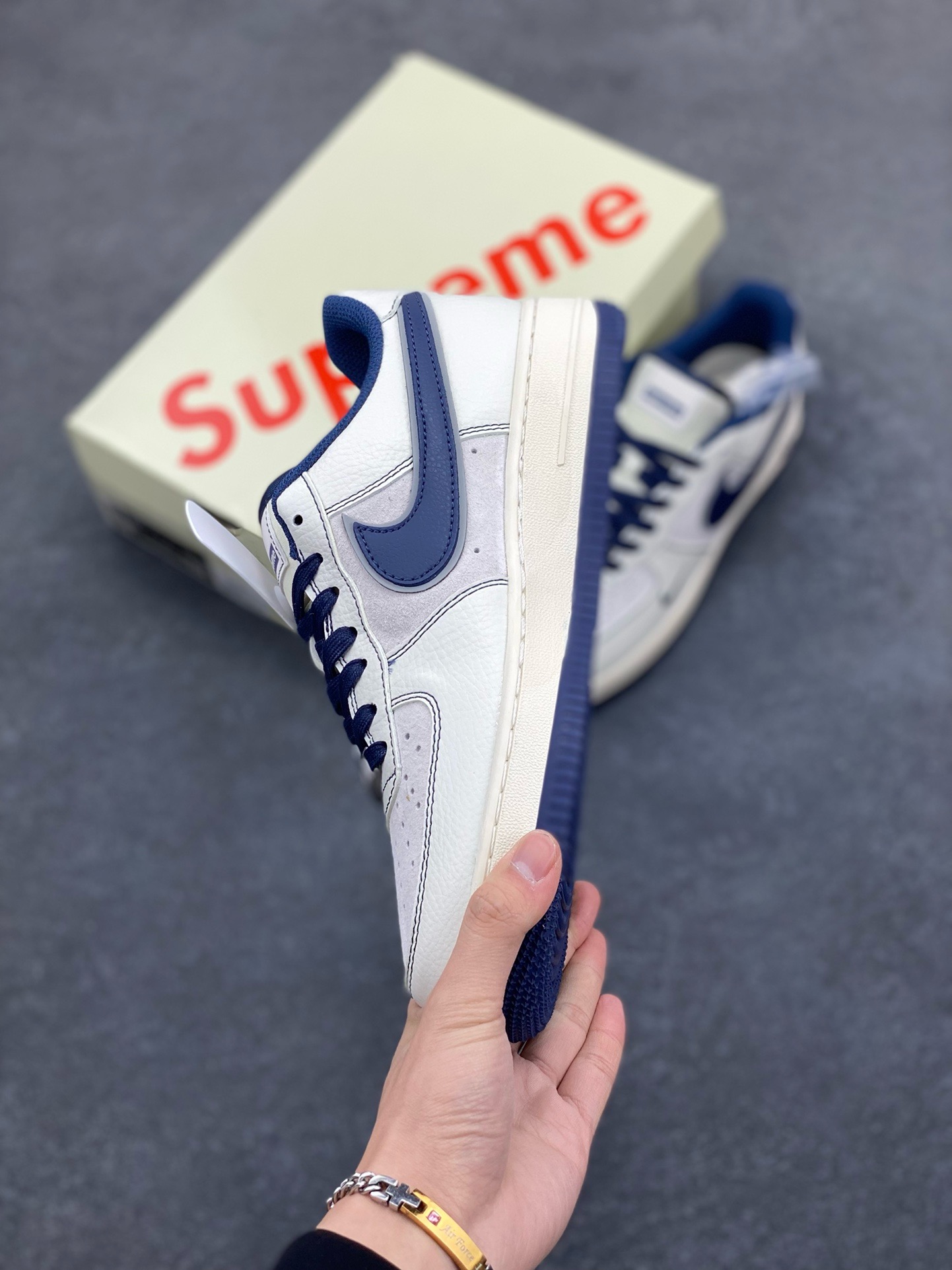 图片[3]-NIke Air Force 1 \’07 Low “Supreme联名——深蓝线条”空军一号 低帮 运动鞋 休闲鞋 折边针车 工艺难度大 原楦头原纸板 原装鞋盒 定制五金配件 内置全掌气垫 原厂鞋底 货号：XZ6188-019 尺码：36 36.5 37.5 38 38.5 39 40 40.5 41 42 42.5 43 44 44.5 45-选品中心