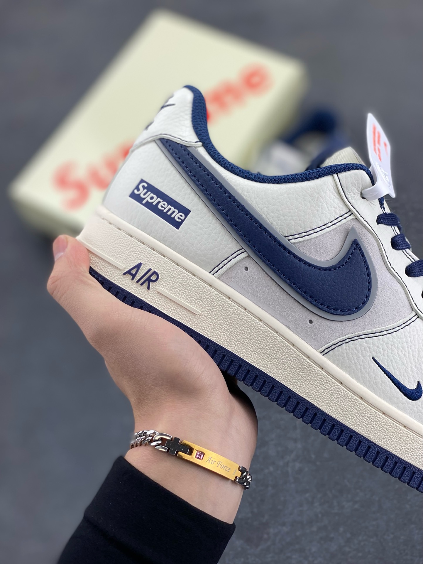 图片[6]-NIke Air Force 1 \’07 Low “Supreme联名——深蓝线条”空军一号 低帮 运动鞋 休闲鞋 折边针车 工艺难度大 原楦头原纸板 原装鞋盒 定制五金配件 内置全掌气垫 原厂鞋底 货号：XZ6188-019 尺码：36 36.5 37.5 38 38.5 39 40 40.5 41 42 42.5 43 44 44.5 45-选品中心