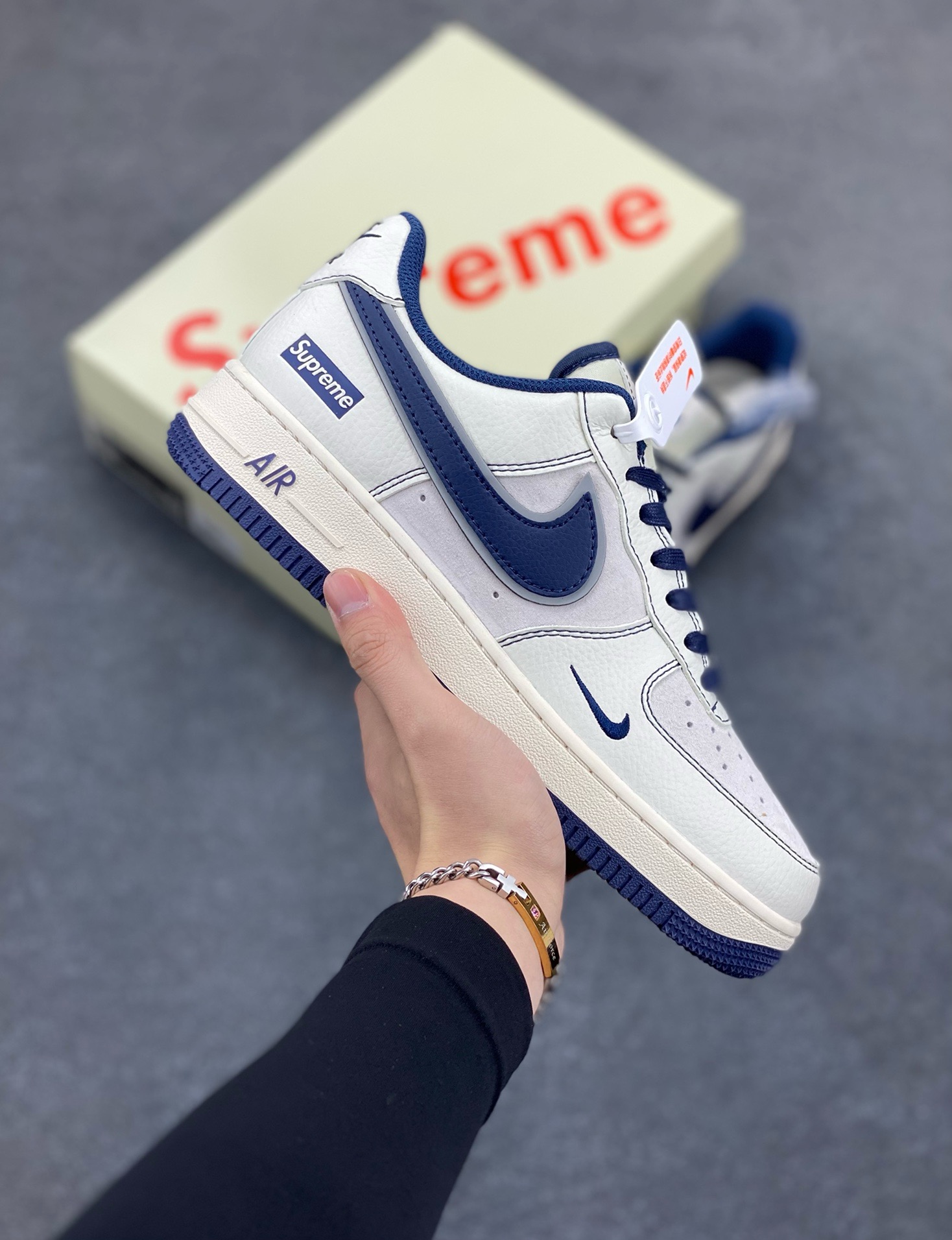 NIke Air Force 1 \'07 Low “Supreme联名——深蓝线条”空军一号 低帮 运动鞋 休闲鞋 折边针车 工艺难度大 原楦头原纸板 原装鞋盒 定制五金配件 内置全掌气垫 原厂鞋底 货号：XZ6188-019 尺码：36 36.5 37.5 38 38.5 39 40 40.5 41 42 42.5 43 44 44.5 45-选品中心