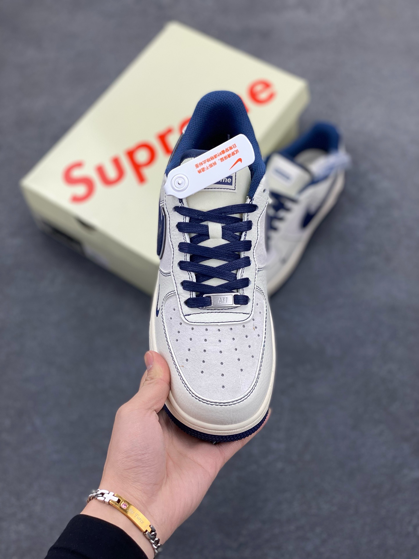 图片[2]-NIke Air Force 1 \’07 Low “Supreme联名——深蓝线条”空军一号 低帮 运动鞋 休闲鞋 折边针车 工艺难度大 原楦头原纸板 原装鞋盒 定制五金配件 内置全掌气垫 原厂鞋底 货号：XZ6188-019 尺码：36 36.5 37.5 38 38.5 39 40 40.5 41 42 42.5 43 44 44.5 45-选品中心