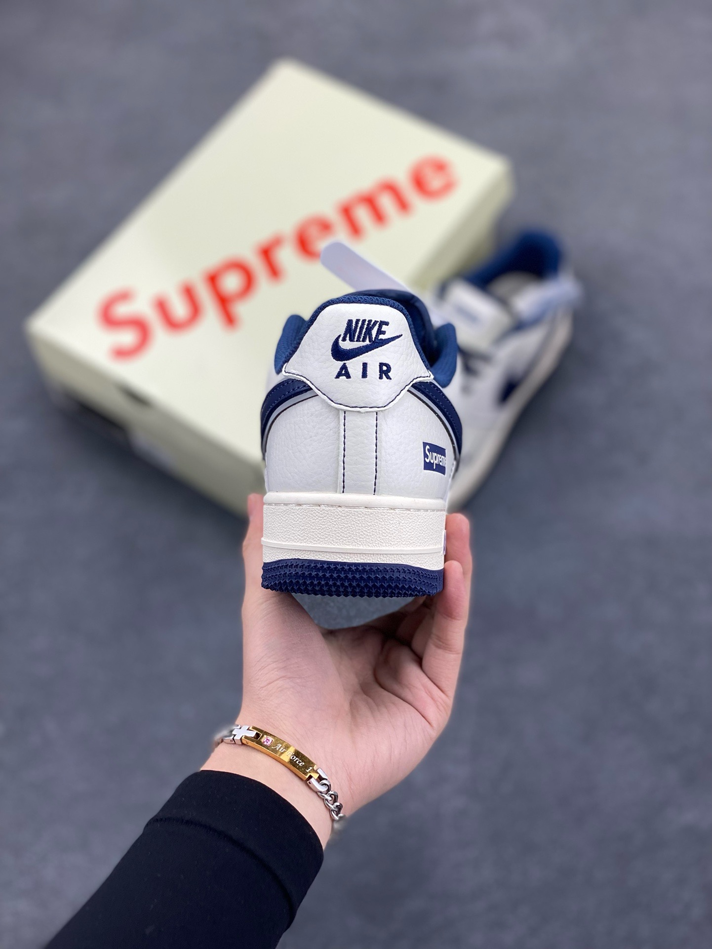 图片[4]-NIke Air Force 1 \’07 Low “Supreme联名——深蓝线条”空军一号 低帮 运动鞋 休闲鞋 折边针车 工艺难度大 原楦头原纸板 原装鞋盒 定制五金配件 内置全掌气垫 原厂鞋底 货号：XZ6188-019 尺码：36 36.5 37.5 38 38.5 39 40 40.5 41 42 42.5 43 44 44.5 45-选品中心