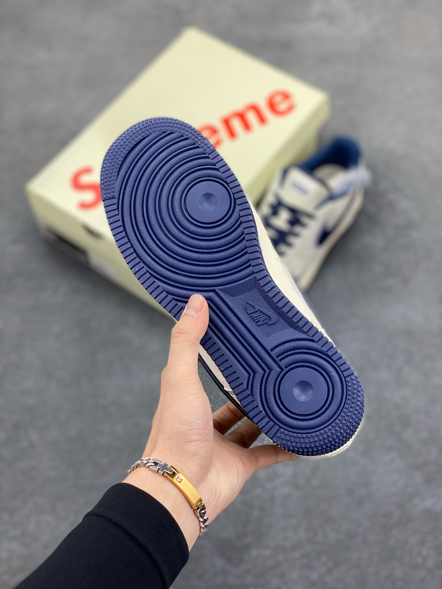图片[5]-NIke Air Force 1 \’07 Low “Supreme联名——深蓝线条”空军一号 低帮 运动鞋 休闲鞋 折边针车 工艺难度大 原楦头原纸板 原装鞋盒 定制五金配件 内置全掌气垫 原厂鞋底 货号：XZ6188-019 尺码：36 36.5 37.5 38 38.5 39 40 40.5 41 42 42.5 43 44 44.5 45-选品中心