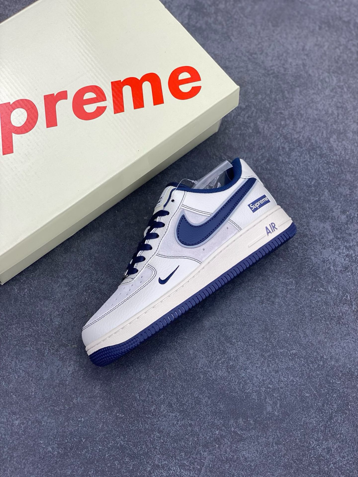 图片[7]-NIke Air Force 1 \’07 Low “Supreme联名——深蓝线条”空军一号 低帮 运动鞋 休闲鞋 折边针车 工艺难度大 原楦头原纸板 原装鞋盒 定制五金配件 内置全掌气垫 原厂鞋底 货号：XZ6188-019 尺码：36 36.5 37.5 38 38.5 39 40 40.5 41 42 42.5 43 44 44.5 45-选品中心