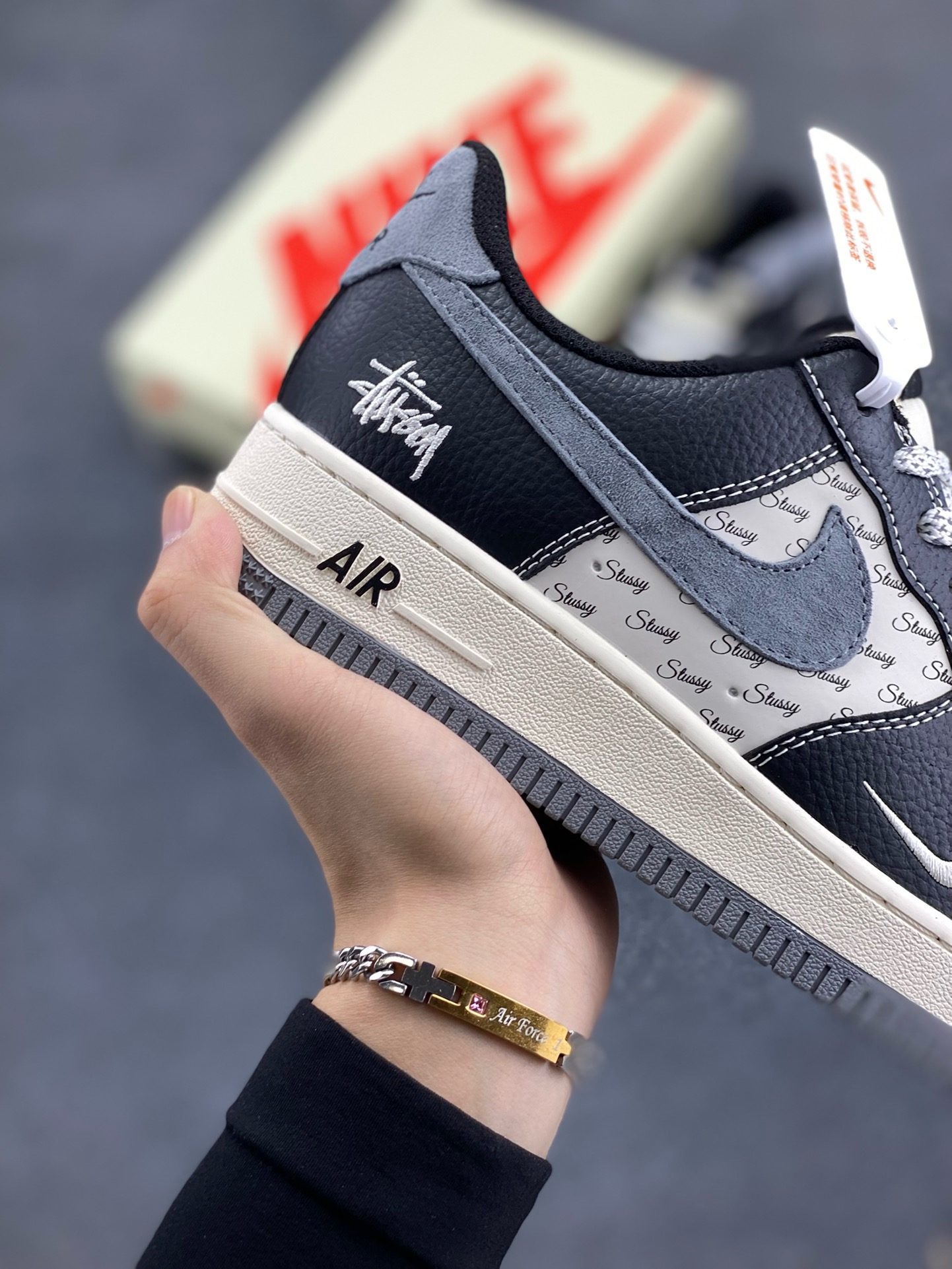 图片[6]-NIke Air Force 1 \’07 Low “斯图西联名–黑灰英文”空军一号 低帮 运动鞋 休闲鞋 折边针车 工艺难度大 原楦头原纸板 原装鞋盒 定制五金配件 内置全掌气垫 原厂鞋底 货号：XZ3328-566 尺码：36 36.5 37.5 38 38.5 39 40 40.5 41 42 42.5 43 44 44.5 45-选品中心