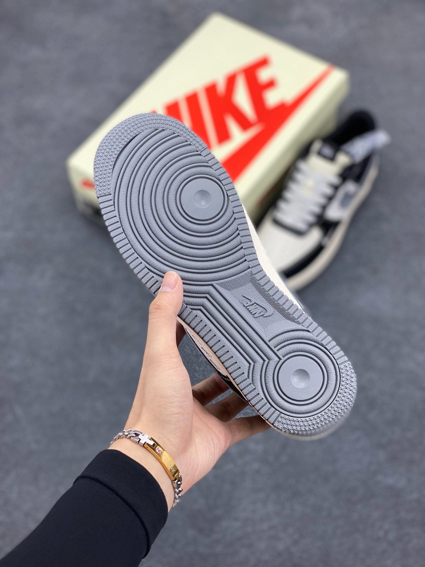图片[5]-NIke Air Force 1 \’07 Low “斯图西联名–黑灰英文”空军一号 低帮 运动鞋 休闲鞋 折边针车 工艺难度大 原楦头原纸板 原装鞋盒 定制五金配件 内置全掌气垫 原厂鞋底 货号：XZ3328-566 尺码：36 36.5 37.5 38 38.5 39 40 40.5 41 42 42.5 43 44 44.5 45-选品中心