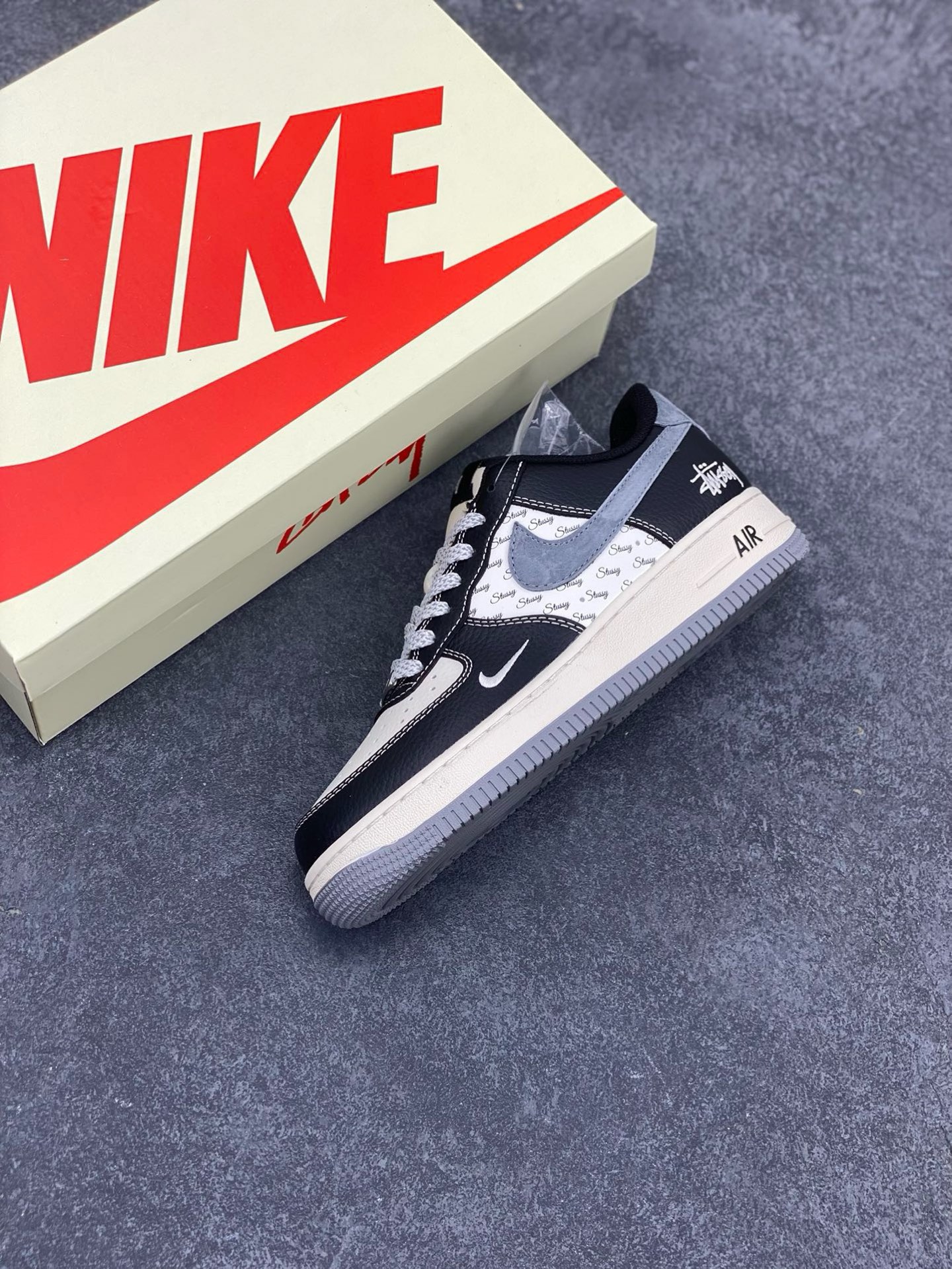 图片[7]-NIke Air Force 1 \’07 Low “斯图西联名–黑灰英文”空军一号 低帮 运动鞋 休闲鞋 折边针车 工艺难度大 原楦头原纸板 原装鞋盒 定制五金配件 内置全掌气垫 原厂鞋底 货号：XZ3328-566 尺码：36 36.5 37.5 38 38.5 39 40 40.5 41 42 42.5 43 44 44.5 45-选品中心