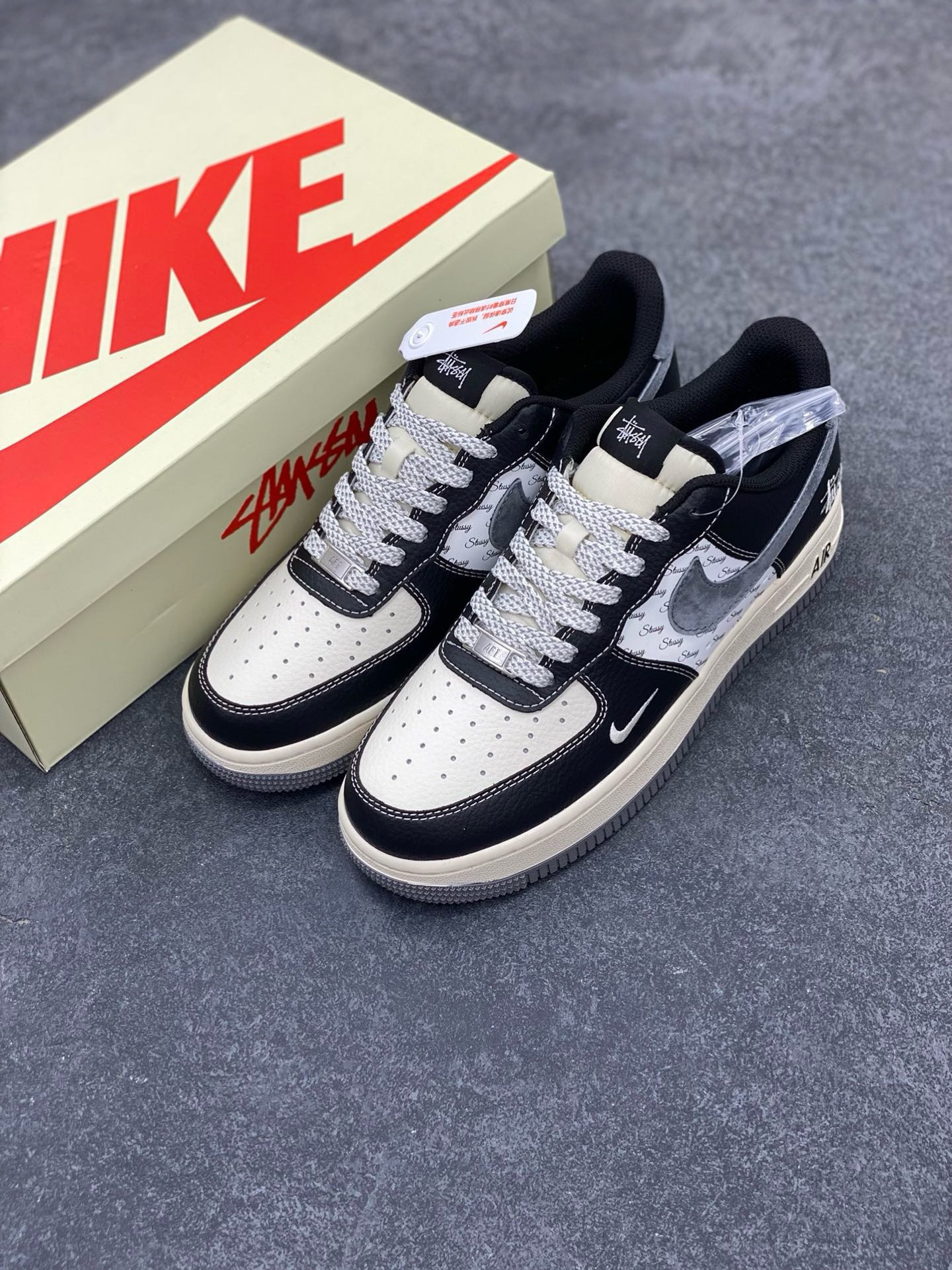 图片[8]-NIke Air Force 1 \’07 Low “斯图西联名–黑灰英文”空军一号 低帮 运动鞋 休闲鞋 折边针车 工艺难度大 原楦头原纸板 原装鞋盒 定制五金配件 内置全掌气垫 原厂鞋底 货号：XZ3328-566 尺码：36 36.5 37.5 38 38.5 39 40 40.5 41 42 42.5 43 44 44.5 45-选品中心